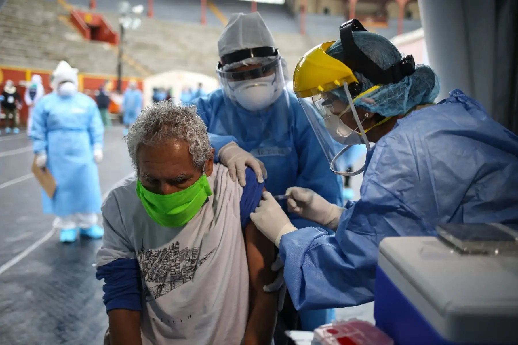 Vacunan contra influenza y toman pruebas rápidas a albergados de Casa de Todos. Foto: ANDINA/Difusión.