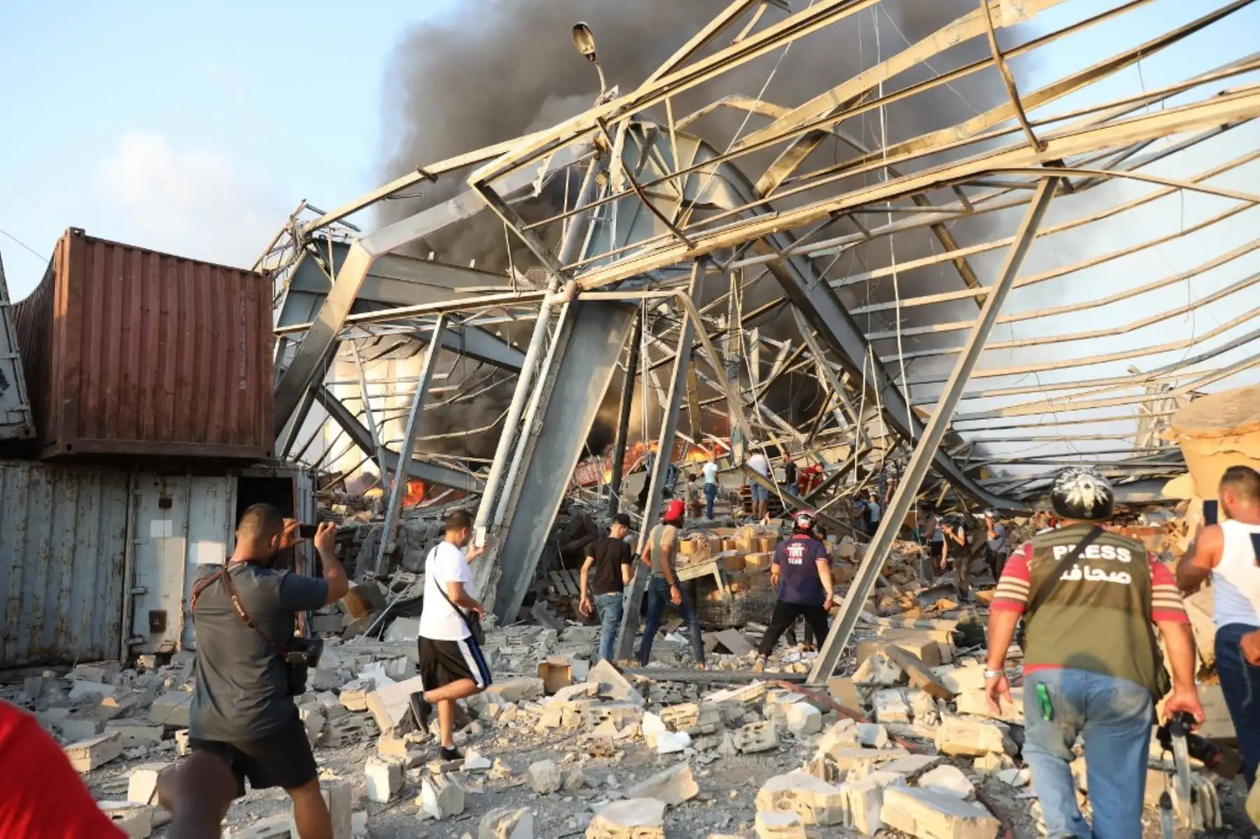 La gente camina en el lugar de una explosión en Beirut el 4 de agosto de 2020. Foto: AFP