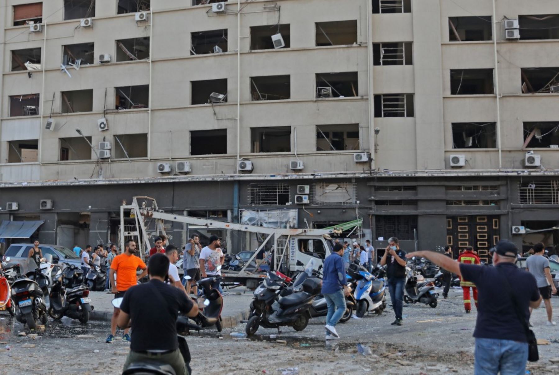 La gente se reúne cerca de la escena de una explosión en Beirut el 4 de agosto de 2020. Foto: AFP