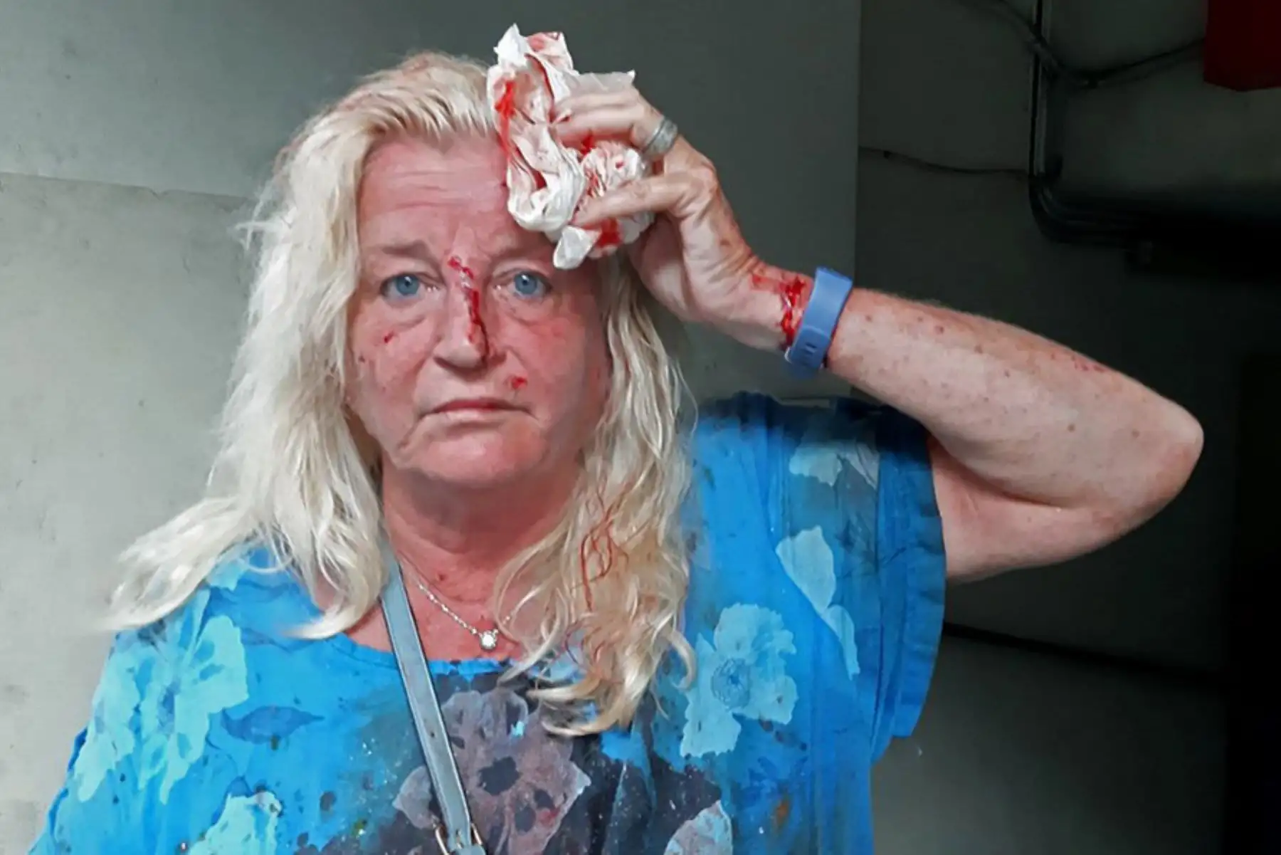 Valarie Fakhoury, de nacionalidad británica-libanesa, se encuentra fuera de la sala de emergencias de un hospital en el centro de Beirut tras una gran explosión que sacudió la capital libanesa. Foto: AFP