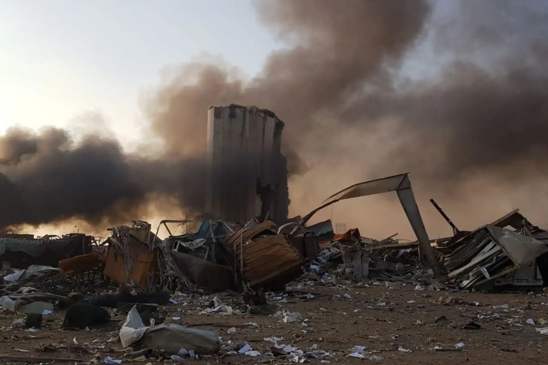 La imagen muestra el incendio y los escombros que dejó una gran explosión en el puerto de Beirut, Líbano. Foto: EFE