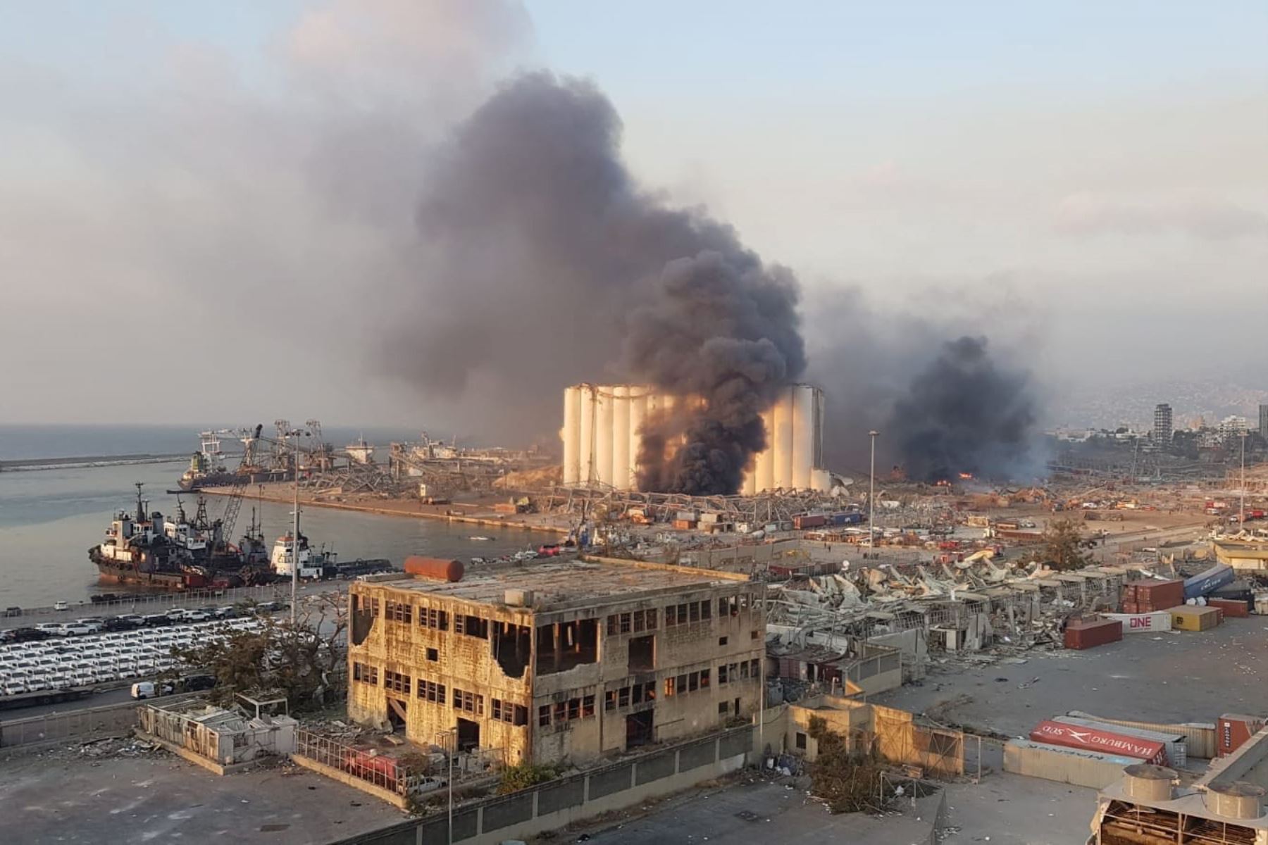 La imagen muestra el incendio y los escombros que dejó una gran explosión en el puerto de Beirut, Líbano. Foto: EFE