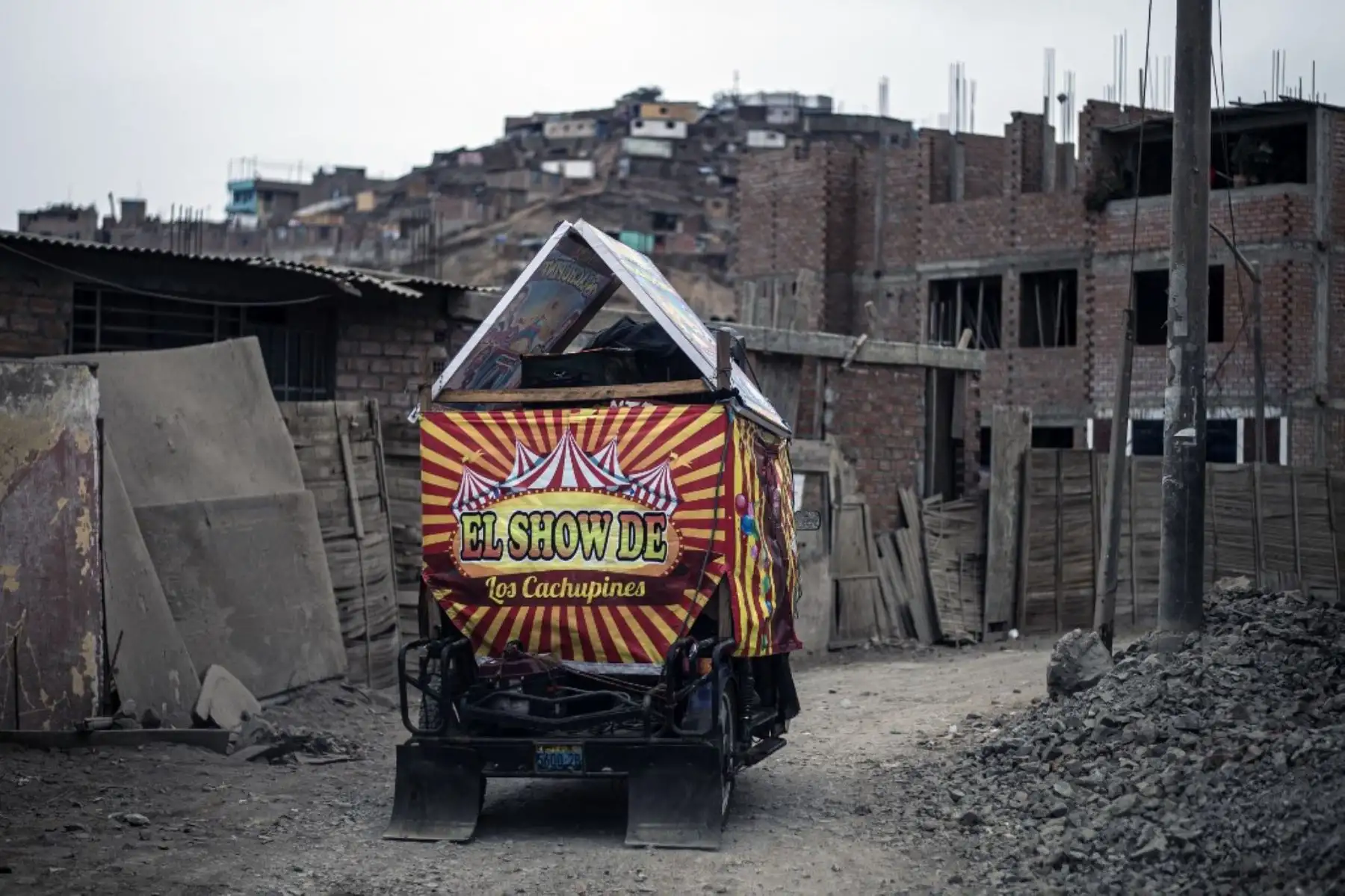 Payasos conducen su mototaxi de circo después de actuar en el distrito de Puente Piedra, en las afueras del norte de Lima, durante la pandemia covud-19. Debido a la pandemia de coronavirus, los circos en Perú permanecen cerrados, lo que lleva a este grupo de payasos que viajan en su circo mototaxi a actuar en las calles de Lima. 

Foto: AFP