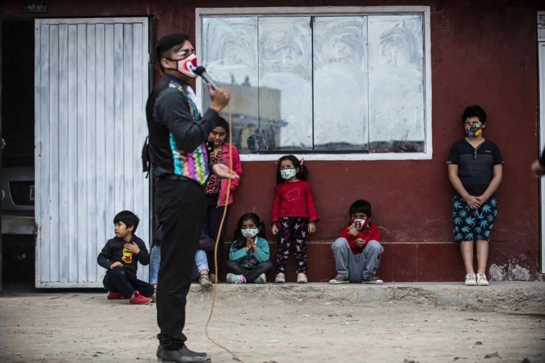 Un payaso con máscara facial actúa en el distrito de Puente Piedra, en las afueras del norte de Lima, durante la pandemia de covid-19. Debido a la pandemia de coronavirus, los circos en Perú permanecen cerrados, lo que lleva a este grupo de payasos que viajan en su circo mototaxi a actuar en las calles de Lima. 

Foto: AFP