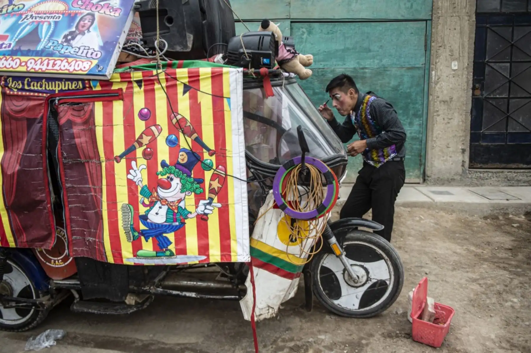 Los payasos con máscaras se presentan en el distrito de Puente Piedra, en las afueras del norte de Lima, durante la pandemia covid-19. - Debido a la pandemia de coronavirus, los circos en Perú permanecen cerrados, lo que lleva a este grupo de payasos que viajan en su circo mototaxi a actuar en las calles de Lima. 

Foto: AFP
