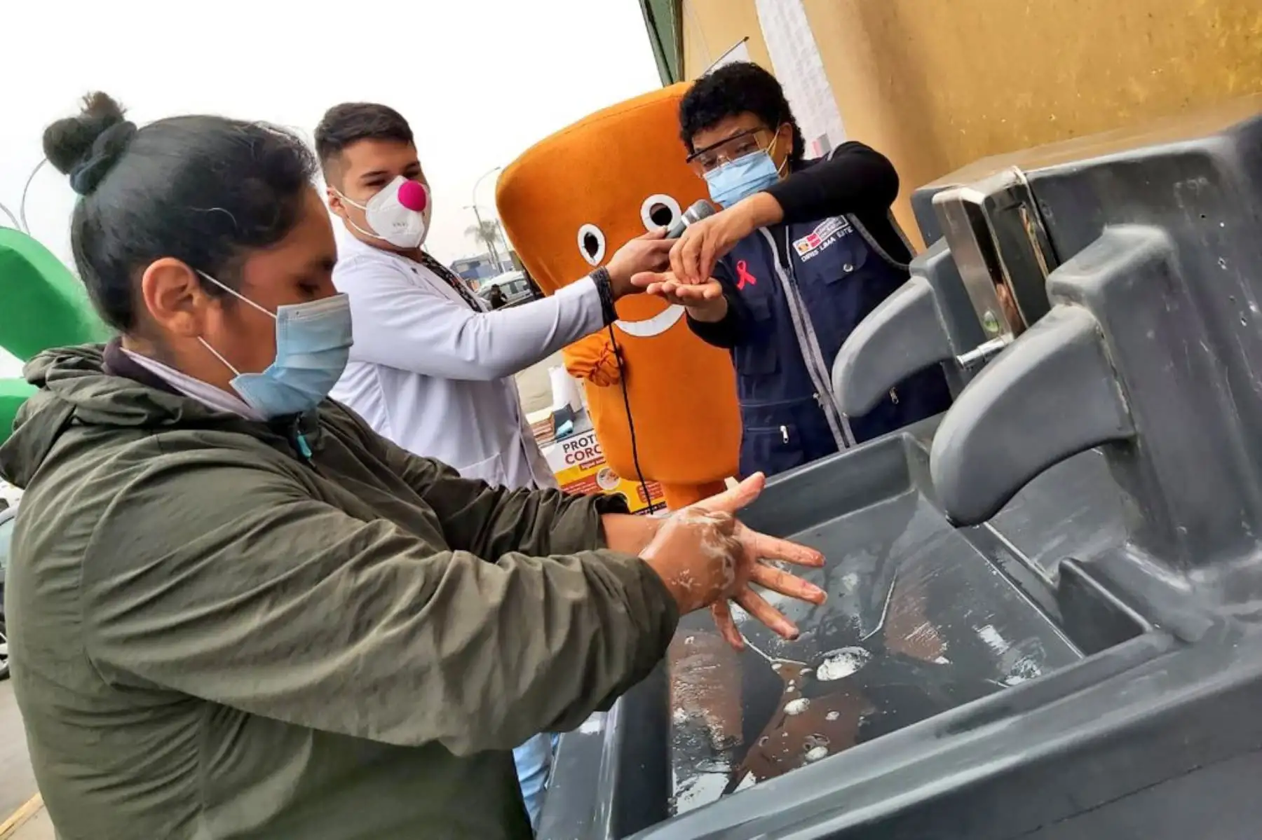 Minsa visita mercado en Santa Anita para informar sobre las principales medidas de prevención ante el covid-19. Foto: @Minsa_Peru
