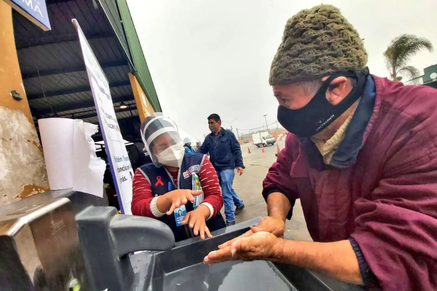 Minsa visita mercado en Santa Anita para informar sobre las principales medidas de prevención ante el covid-19. Foto: @Minsa_Peru