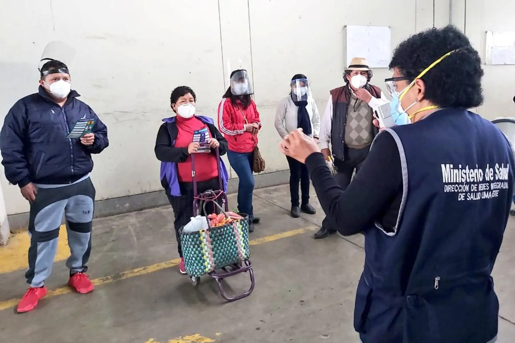 Minsa visita mercado en Santa Anita para informar sobre las principales medidas de prevención ante el covid-19. Foto: @Minsa_Peru