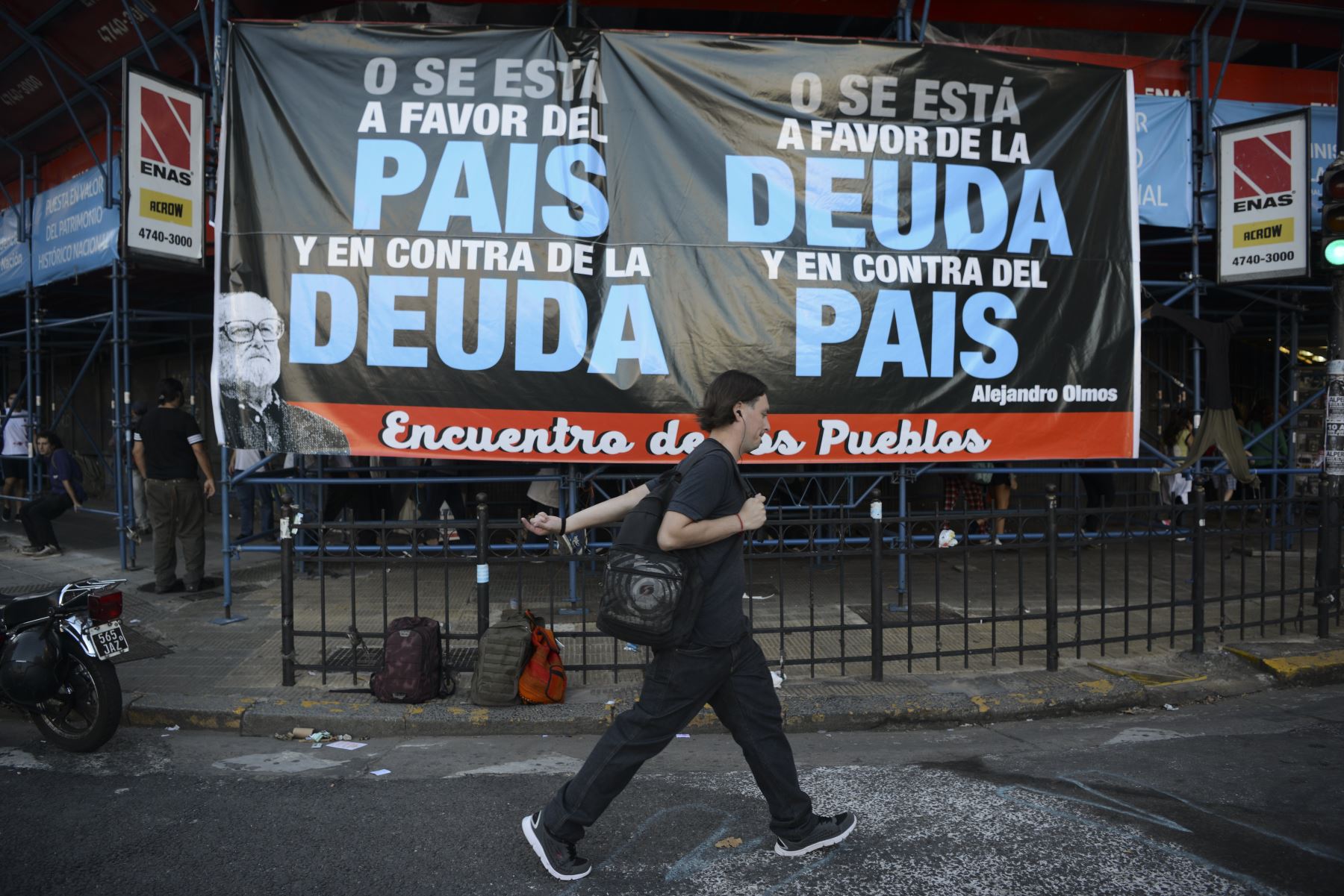 Un hombre pasa junto a una pancarta llamando a rechazar un acuerdo para pagar a los acreedores descontentos. Foto: AFP