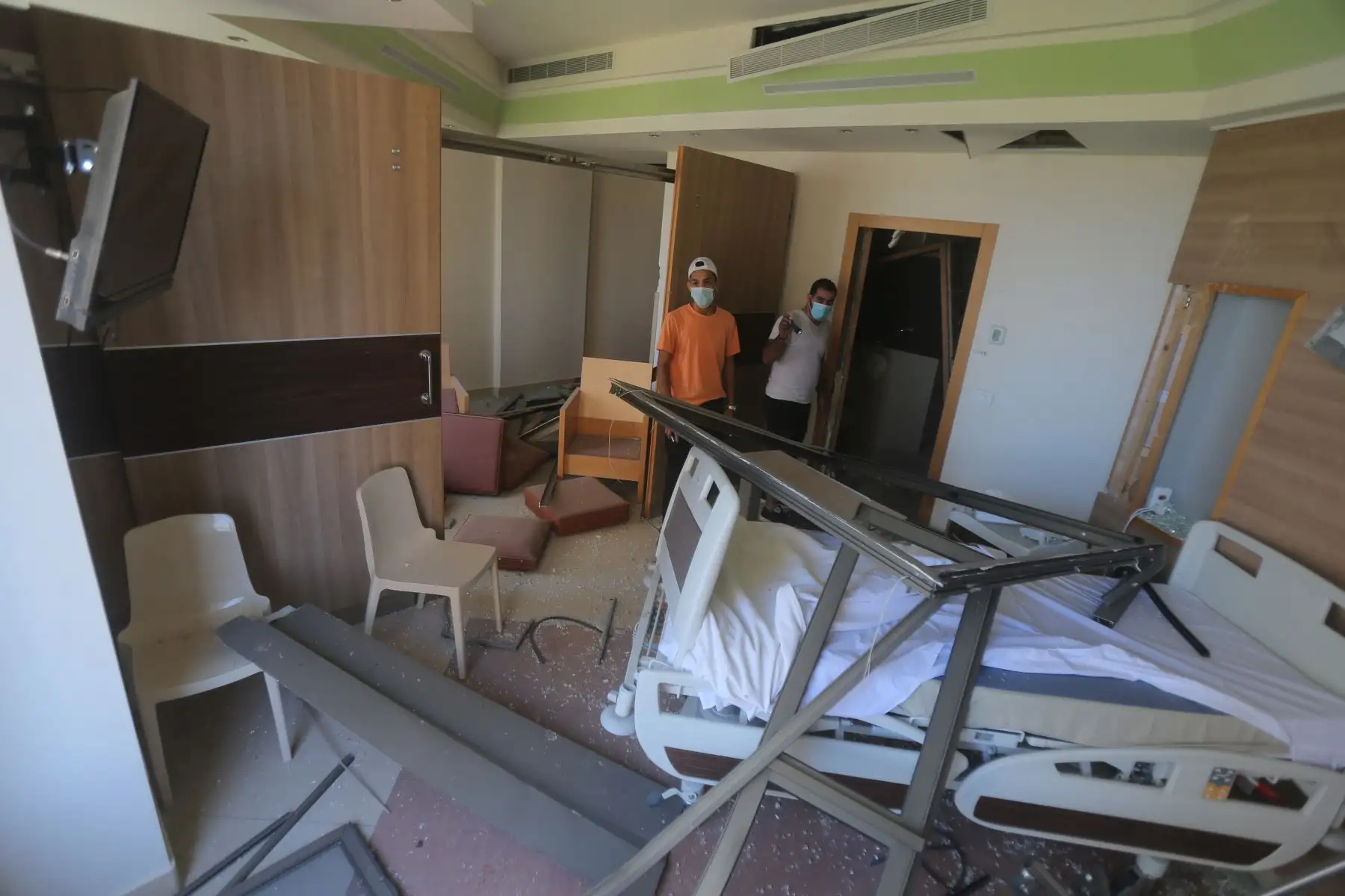 Daños en el hospital de Wardieh tras la explosión de ayer que arrasó la capital del Líbano y resultó de la ignición de un enorme depósito de nitrato de amonio en el puerto. Foto: AFP