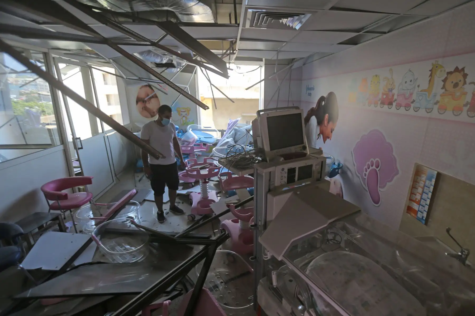 Daños en la zona de pediatria del hospital de Wardieh tras la explosión de ayer que arrasó la capital del Líbano y resultó de la ignición de un enorme depósito de nitrato de amonio en el puerto. Foto: AFP
