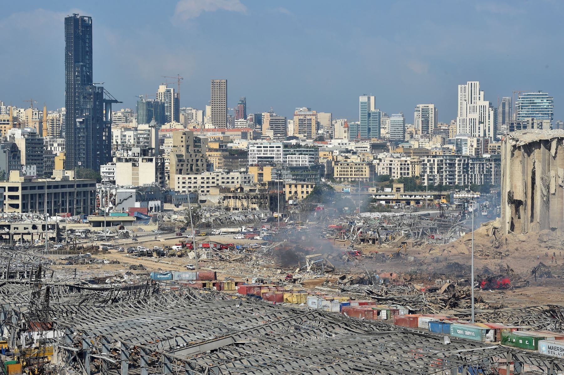 Vista general del puerto de Beirut, Líbano este miércoles tras la explosión de ayer que ha dejado hasta la fecha más de cien muertos y 4.000 heridos. Foto: EFE