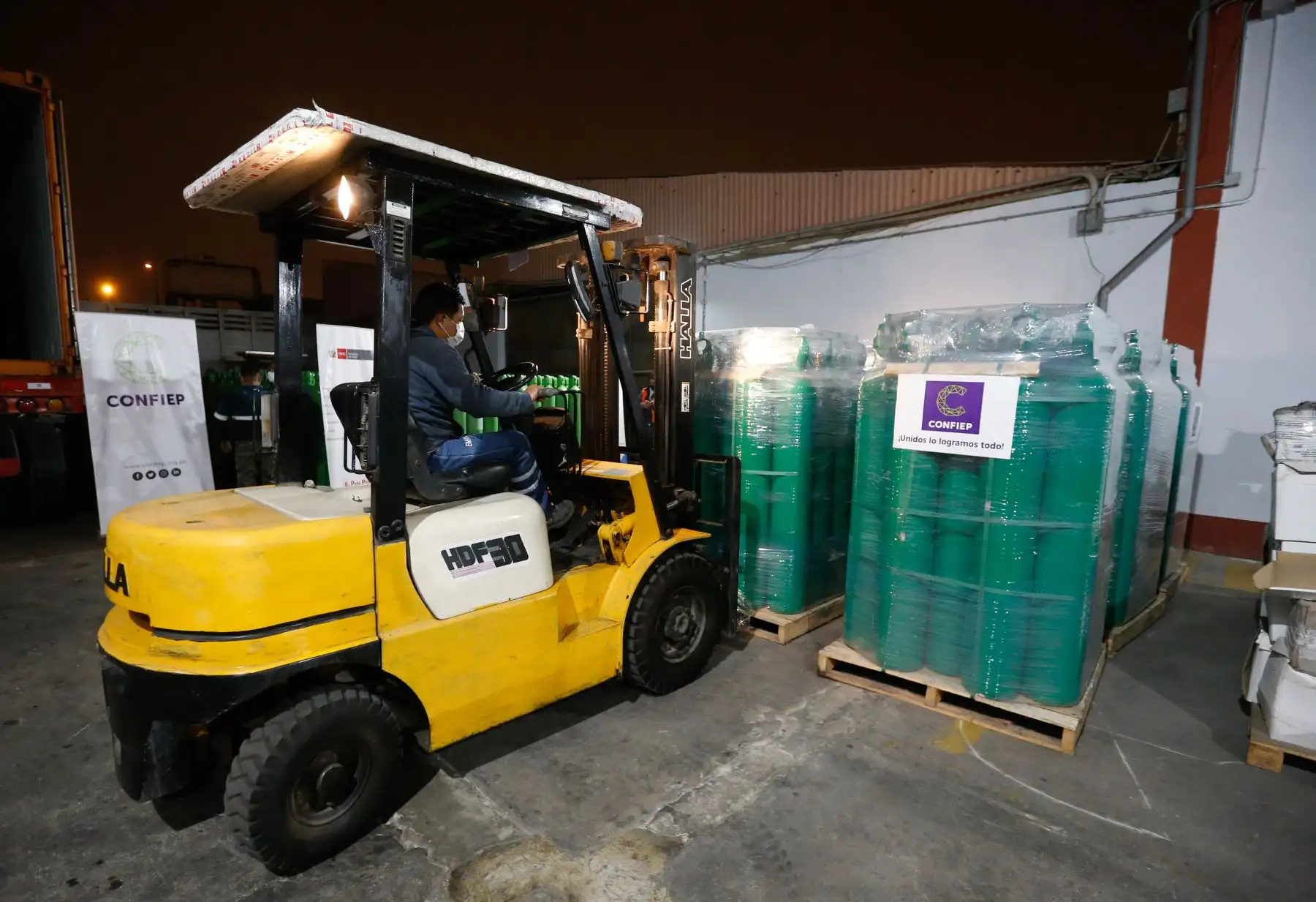 El Ministerio de Salud distribuye 880 cilindros de oxígeno donados por la Confiep a diecisiete regiones del país.Foto: ANDINA/Minsa