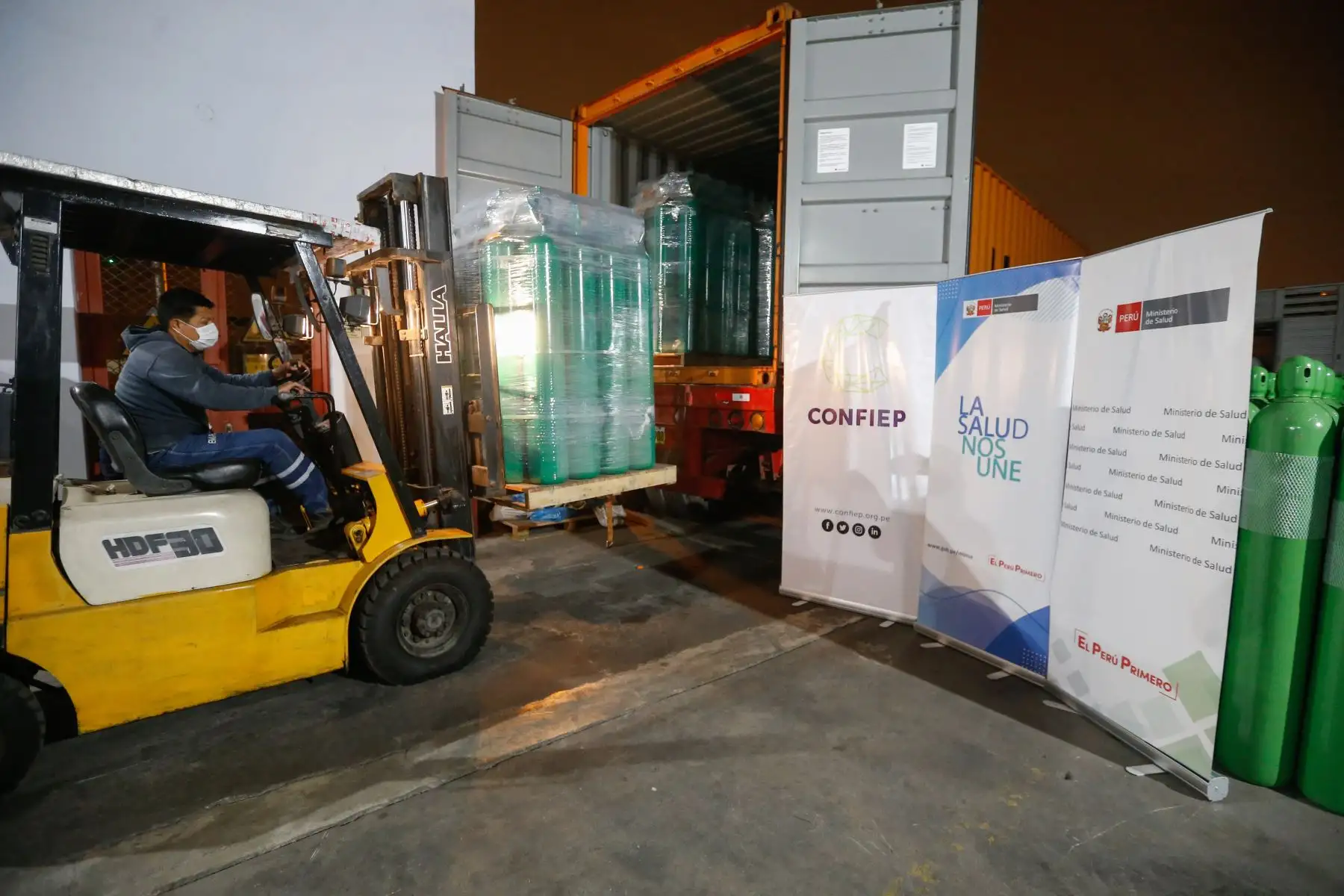 El Ministerio de Salud distribuye 880 cilindros de oxígeno donados por la Confiep a diecisiete regiones del país.Foto: ANDINA/Minsa