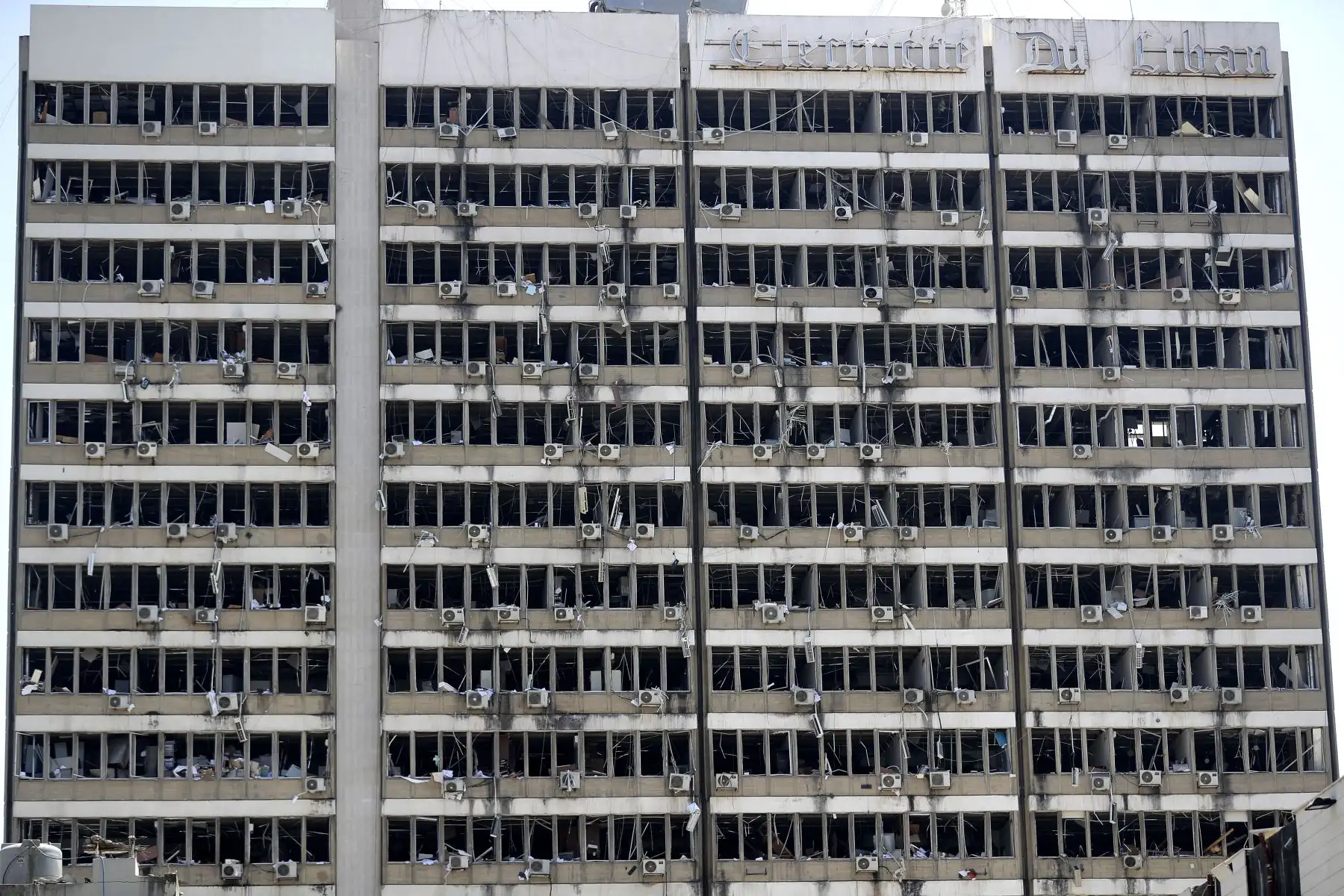 Enormes daños en el edificio de Electricidad del Líbano  como consecuencia de una explosión masiva en la capital libanesa de Beirut, en Líbano. Foto: AFP