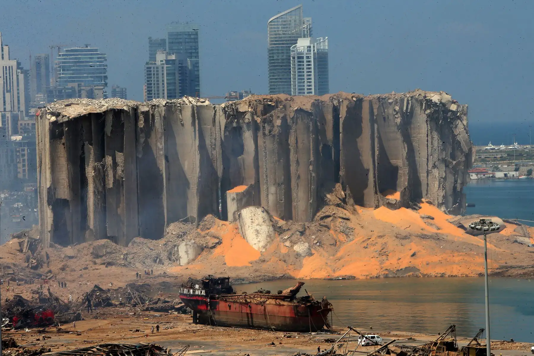 Gran cantidad botes y barcos resultaron dañados en el puerto de Beirut tras una poderosa explosión arrasó la capital. Foto: AFP