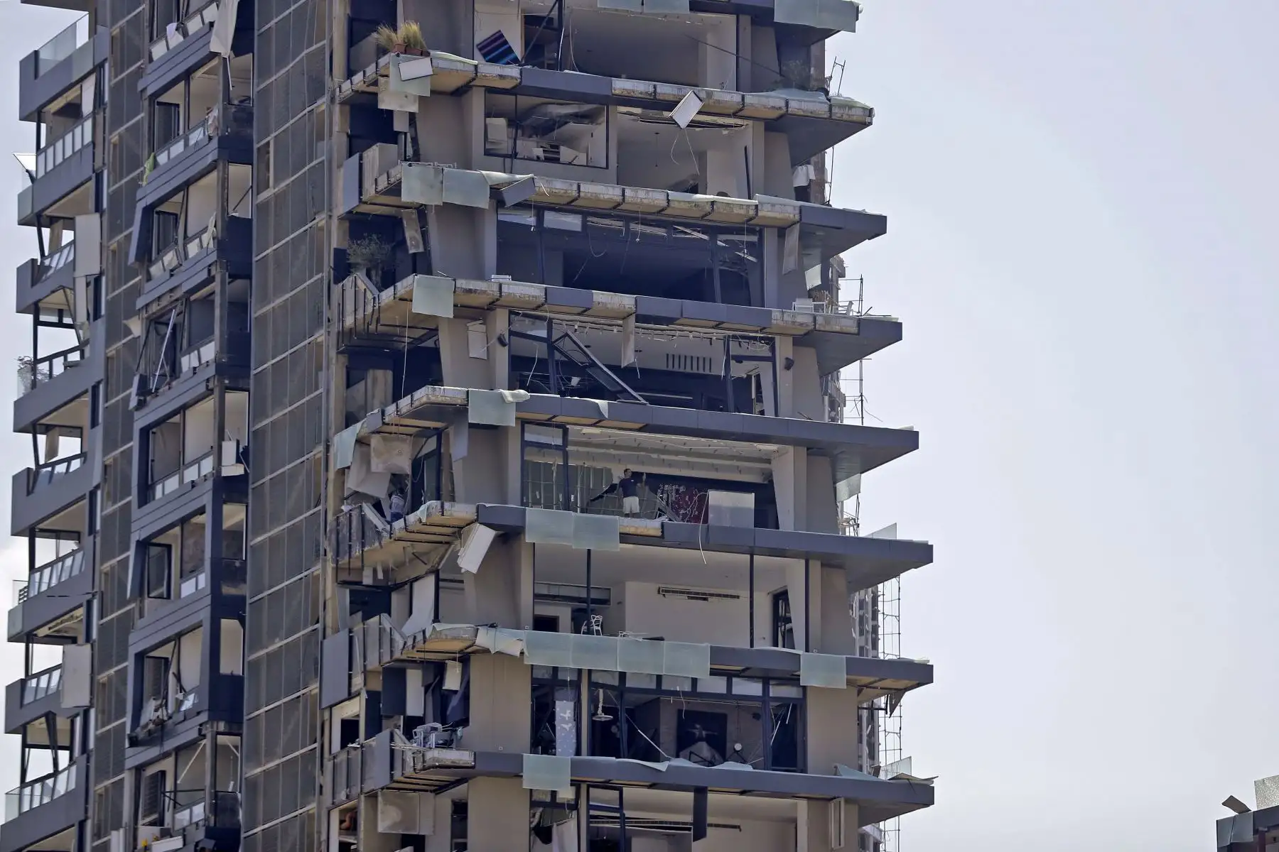 Edificios residenciales a la redonda también se vieron afectados tras la explosión en el puerto de Beirut. Foto: AFP