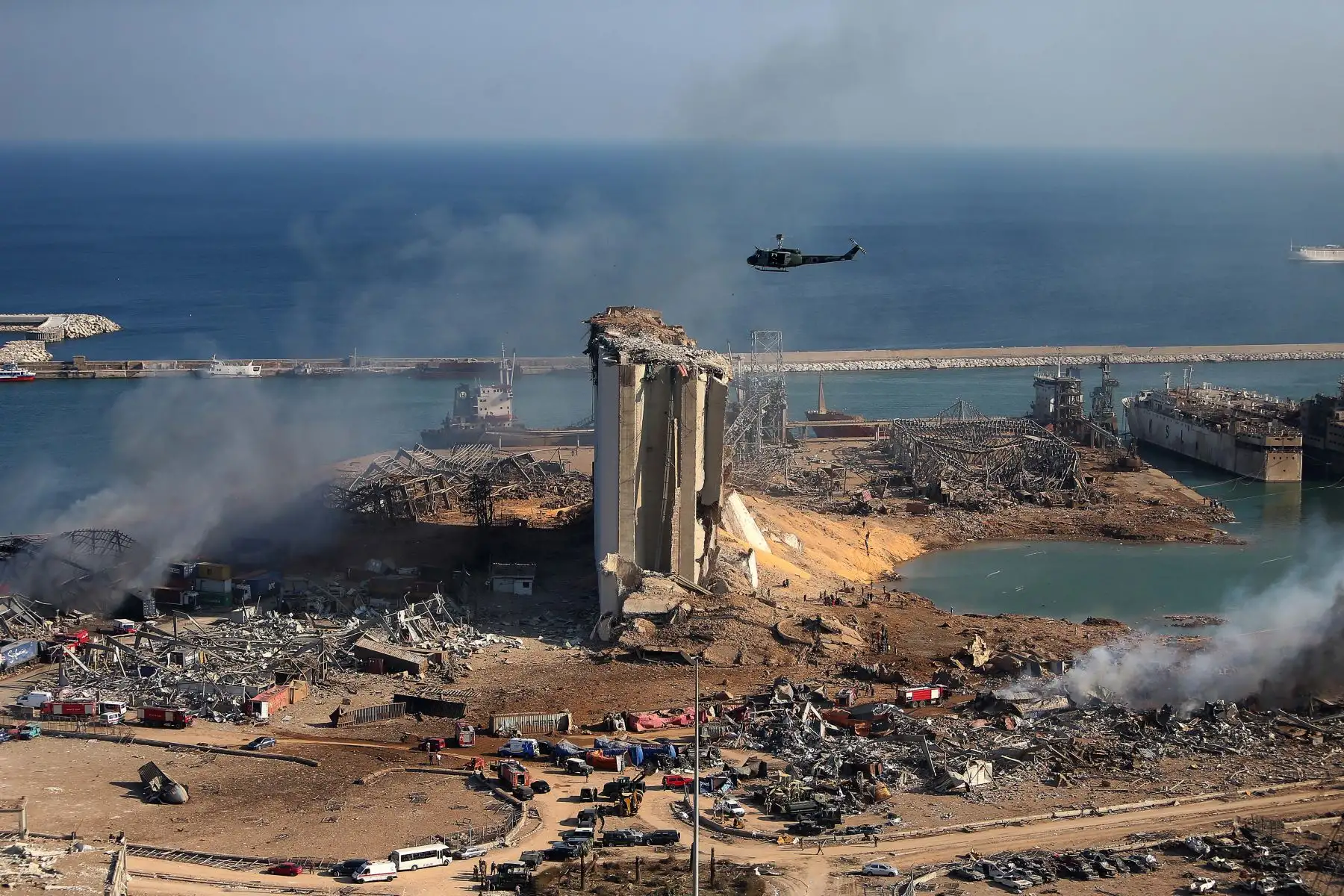 Una foto aérea muestra el impacto de la explosión en la zona del puerto de Beirut, en Líbano. Se ha reportado más de 100 muertos y alrededor de 3700 heridos. Rescatistas continúan sus labores. Foto: AFP