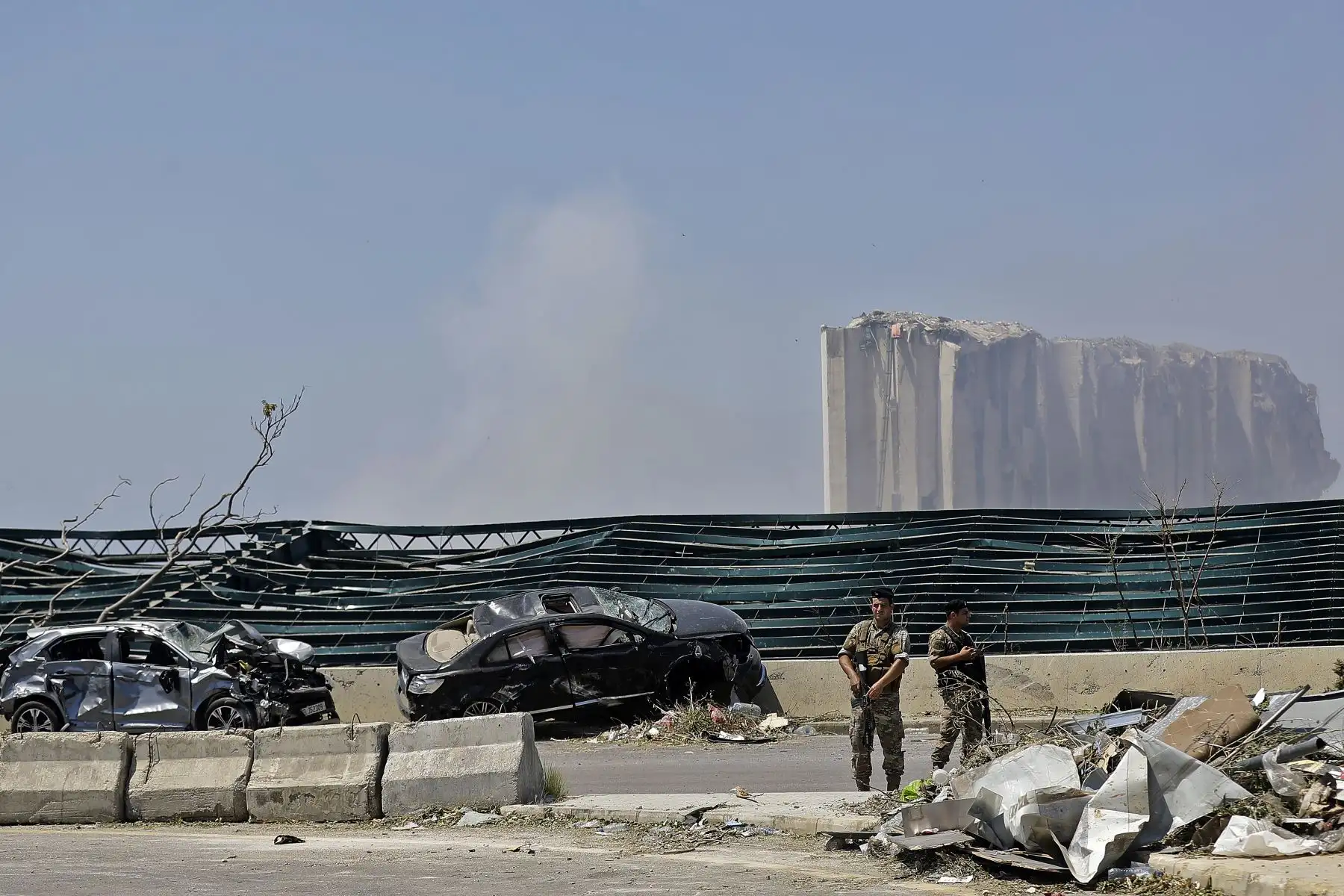 La explosión ocasionó grandes daños en propiedades de la zona y en vehículos. Grupos militares custodia la zona. Foto: AFP