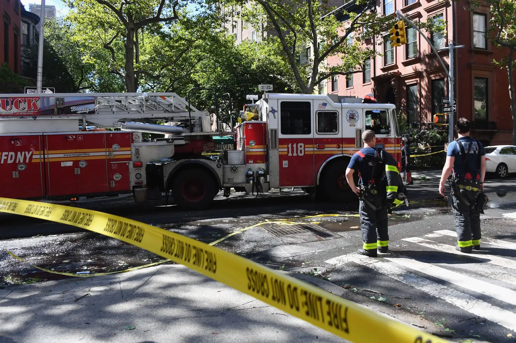 Bomberos responden al llamado en Brooklyn Heights después de que la tormenta tropical “Isaias” causara estragos tras su paso por la ciudad de Nueva York. Foto: AFP