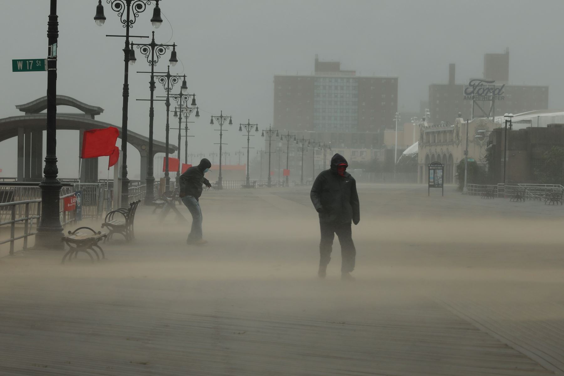 El paseo marítimo de Coney Island de Nueva York se encuentra casi vacío mientras la tormenta tropical "Isaias" avanza por la costa este. Foto: AFP