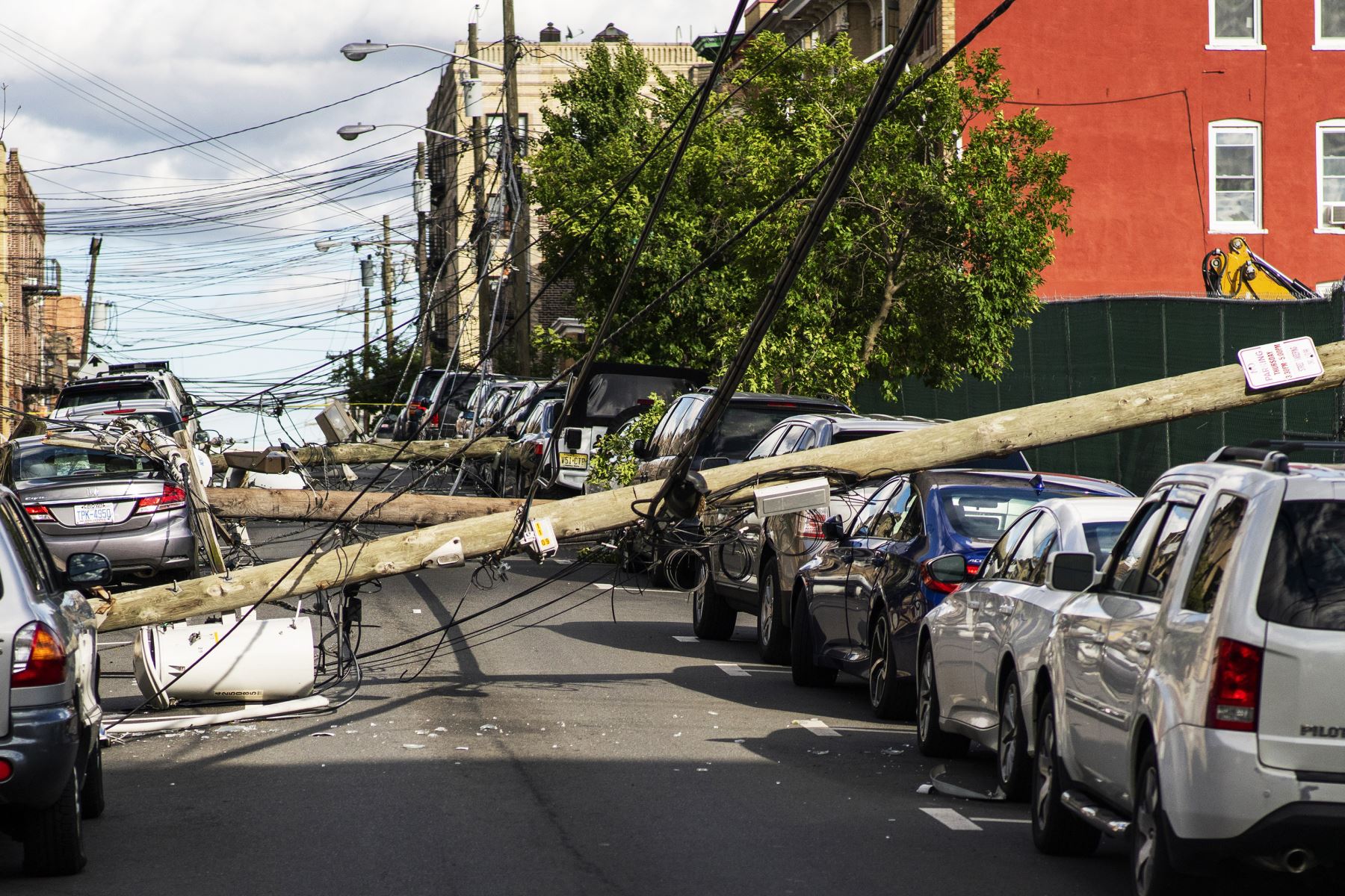 Líneas eléctricas caen en medio de una avenida llena de vehículos después de la tormenta tropical Isaias y sus fuertes lluvias pasaran por la zona de Guttenberg, Nueva Jersey. Foto: AFP