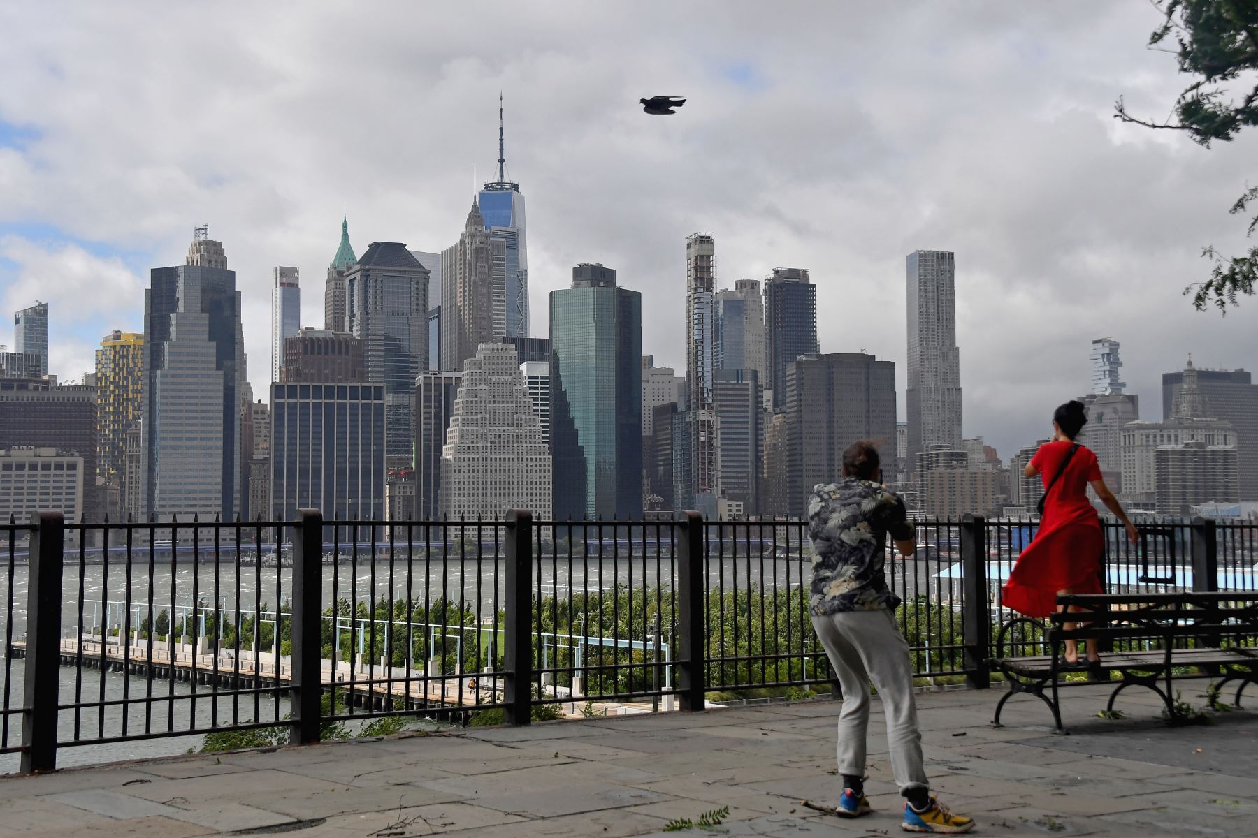Una pareja se toma fotos frente al horizonte del bajo Manhattan después de que la tormenta tropical Isaias se acercara a la ciudad de Nueva York. Foto: AFP