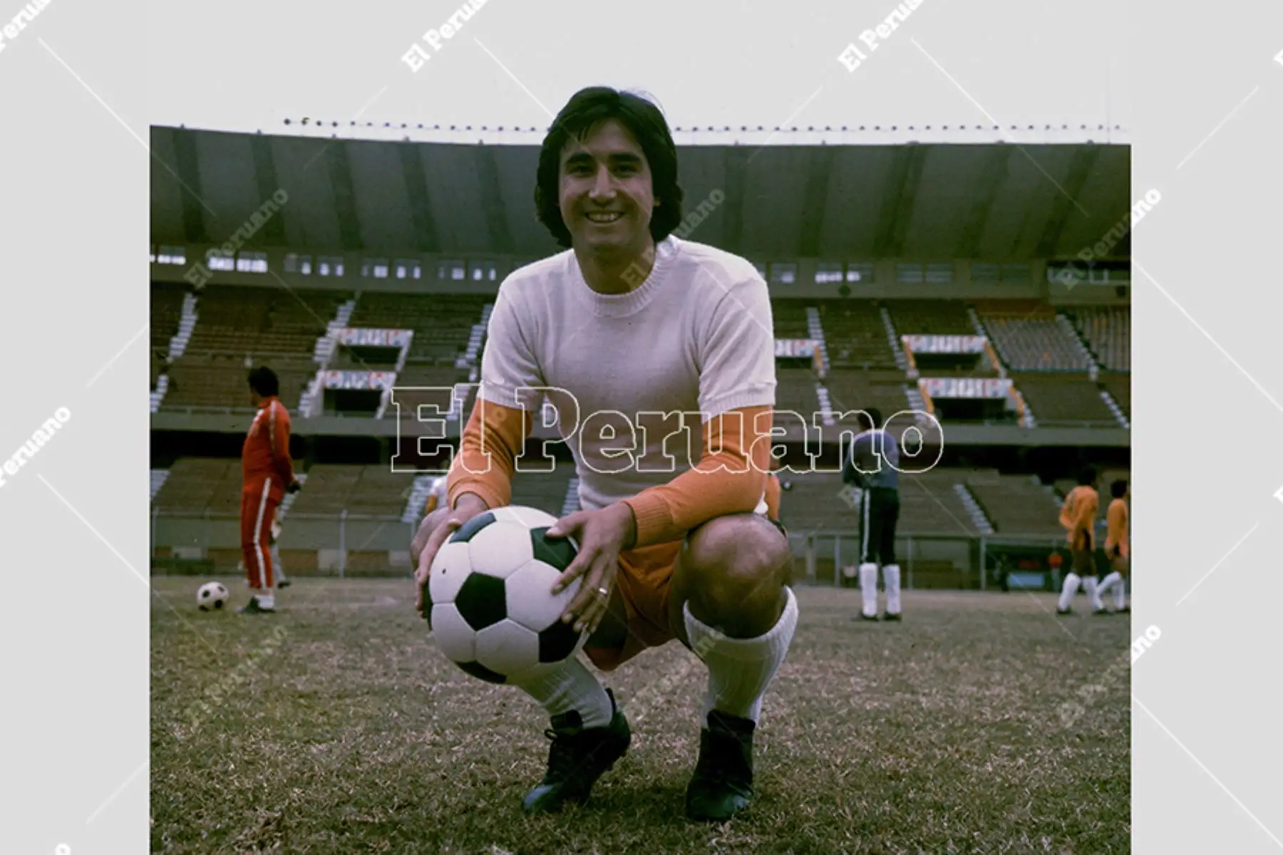 Percy Rojas, delantero de Universitario y de la selección peruana de fútbol, cumple 75 años. Revive momentos importantes de su carrera, gracias a estas fotos del Archivo Histórico del Diario Oficial El Peruano. Foto: Archivo Histórico de El Peruano