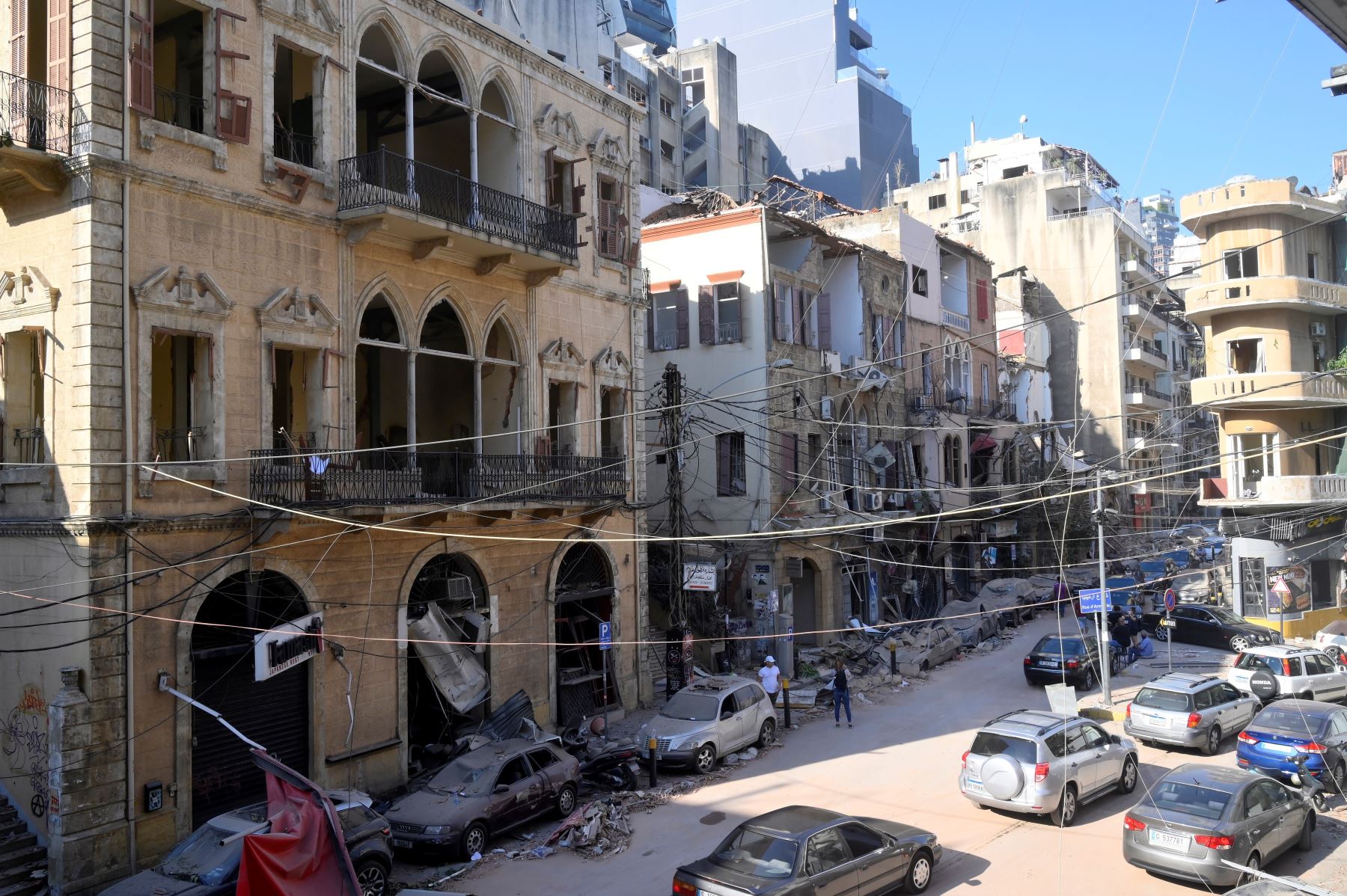 Edificios y vehículos dañados después de una explosión masiva en Beirut, Líbano. Foto: EFE