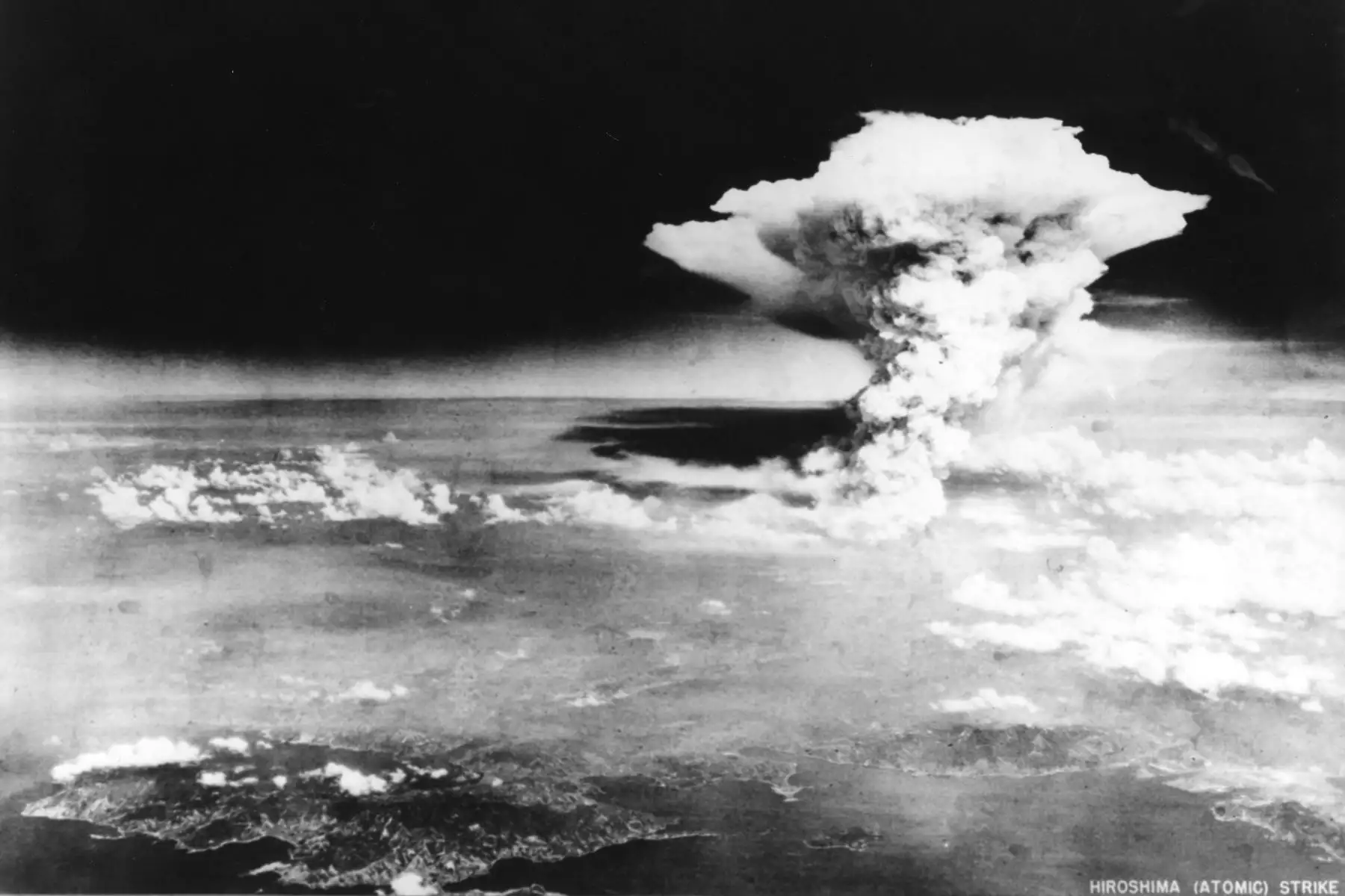 Esta foto del folleto tomada el 6 de agosto de 1945 por el Ejército de los EE. UU. y liberada del Museo Conmemorativo de la Paz de Hiroshima muestra una nube de hongo de la bomba atómica arrojada por el bombardero B-29 Enola Gay sobre la ciudad de Hiroshima. Foto: AFP