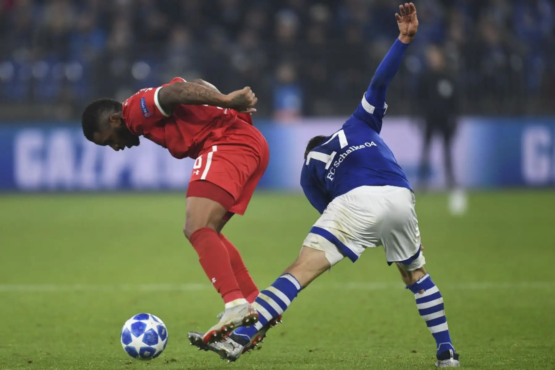 El mediocampista peruano del Lokomotiv de Moscú Jefferson Farfán y el mediocampista francés Schalke Benjamin Stambouli compiten por el balón durante el partido de fútbol del grupo D de la Liga de Campeones de la UEFA. Foto:AFP