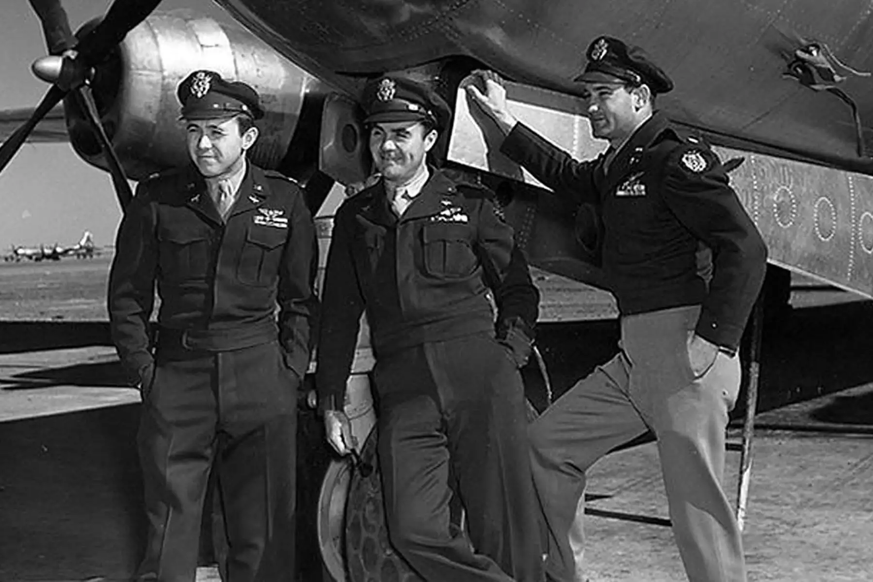 Esta foto de agosto de 1945 de la Fuerza Aérea de EE. UU. Muestra a la tripulación del bombardero B-29 "Enola Gay". El navegante Major Theodore Van Kirk, el piloto Col. Paul Tibbets y el bombardero Major Thomas Ferebee después de arrojar la primera bomba atómica sobre Hiroshima el 06 de agosto de 1945. Los medios estadounidenses informan el 1 de noviembre de 2007 que Tibbits murió en su casa en Columbus, Ohio. Tenía 92 años. Tibbets había tenido problemas de salud debido a varias dolencias. Foto: AFP