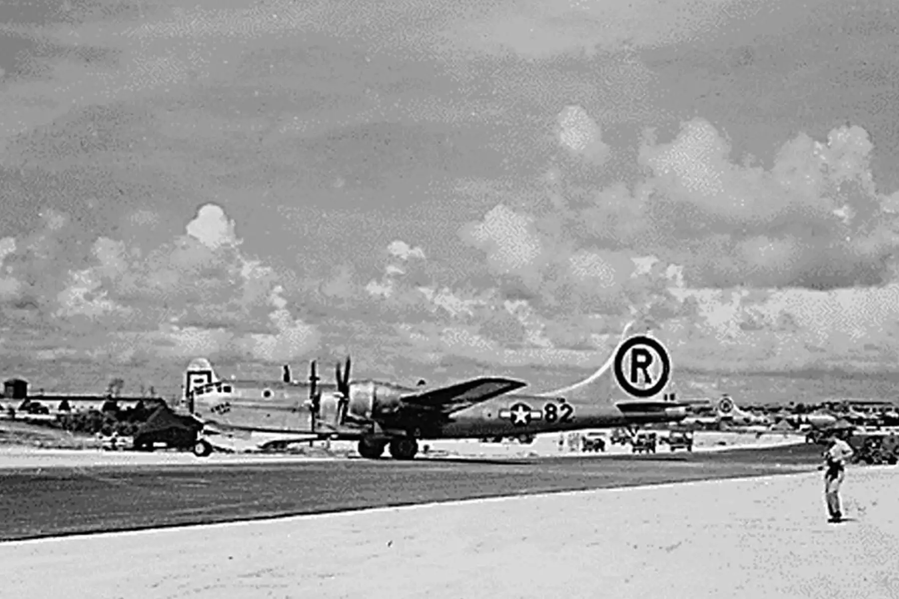 Foto tomada el 06 de agosto de 1945 muestra el avión B-29 "Enola Gay" después de aterrizar en la isla Tinian desde su misión de lanzar la primera bomba atómica sobre Hiroshima, Japón. Foto: AFP