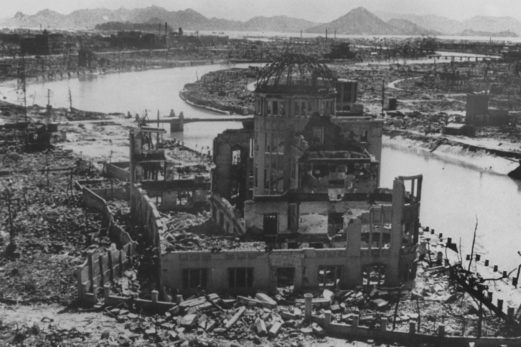Una foto con fecha de septiembre de 1945 muestra los restos del Edificio de Promoción de la Industria de la Prefectura después del bombardeo de Hiroshima, que más tarde se conservó como monumento. La Segunda Guerra Mundial terminó oficialmente hace 75 años, el 02 de septiembre de 1945, cuando Japón se rindió a las fuerzas aliadas, derribando el telón del conflicto más costoso de la historia. AFP