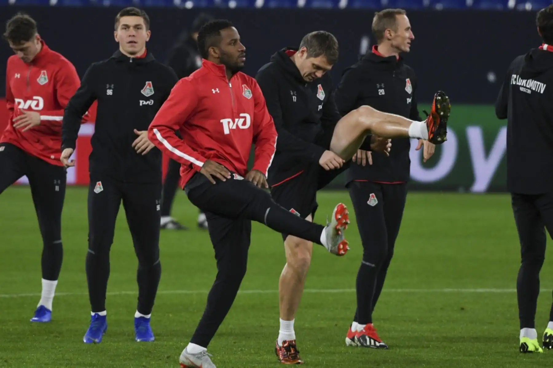 El mediocampista peruano del Lokomotiv Moscú, Jefferson Farfán, durante una sesión de entrenamiento en la víspera del partido de fútbol del Grupo D de la Liga de Campeones de la UEFA Schalke 04 contra el FC Lokomotiv Moscú.Foto: AFP