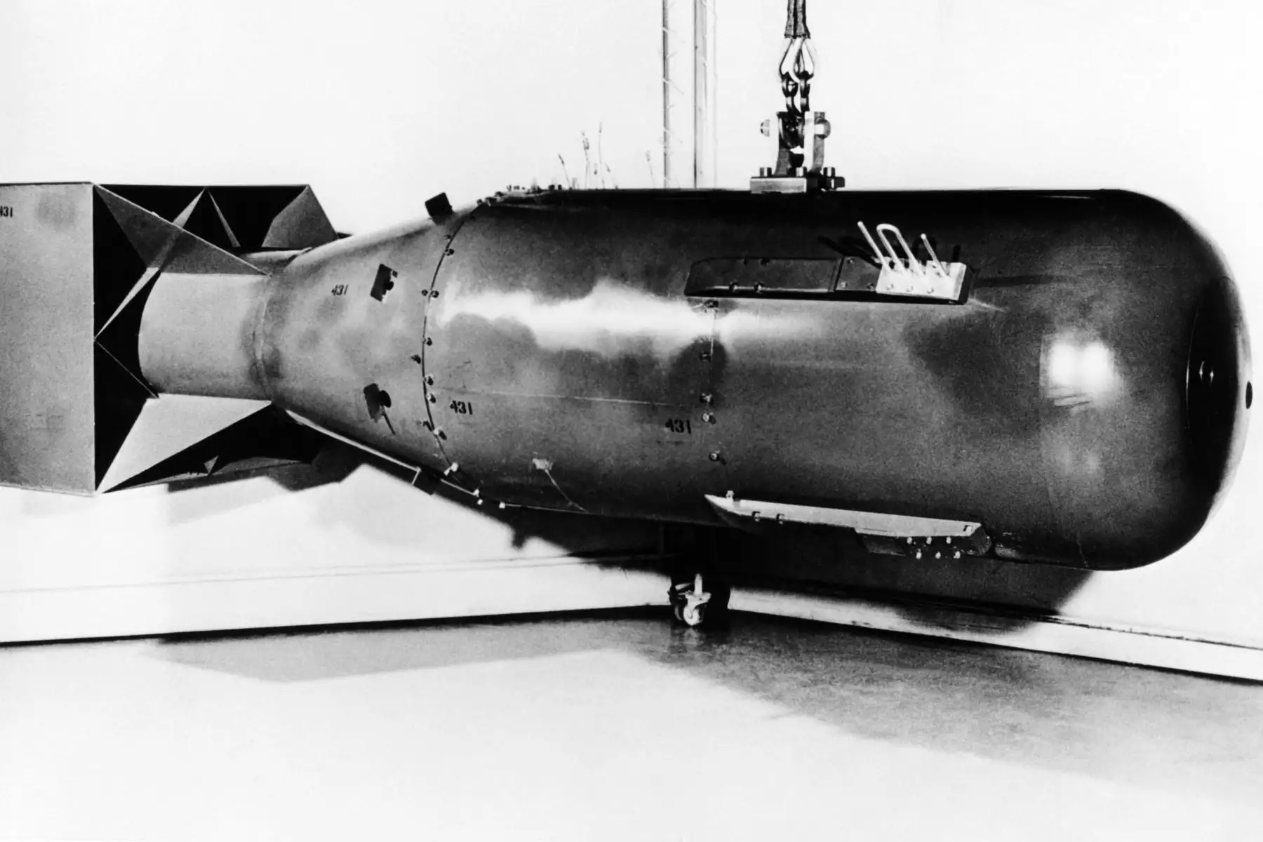 Esta fotografía sin fecha publicada por el Laboratorio Científico de ‘Los Alamos’ muestra una bomba atómica del apodada ”Little Boy" que fue arrojada por un bombardero B-29 de la Fuerza Aérea del Ejército de los EE. UU. el 6 de agosto de 1945 sobre la ciudad de Hiroshima, Japón. Foto: AFP