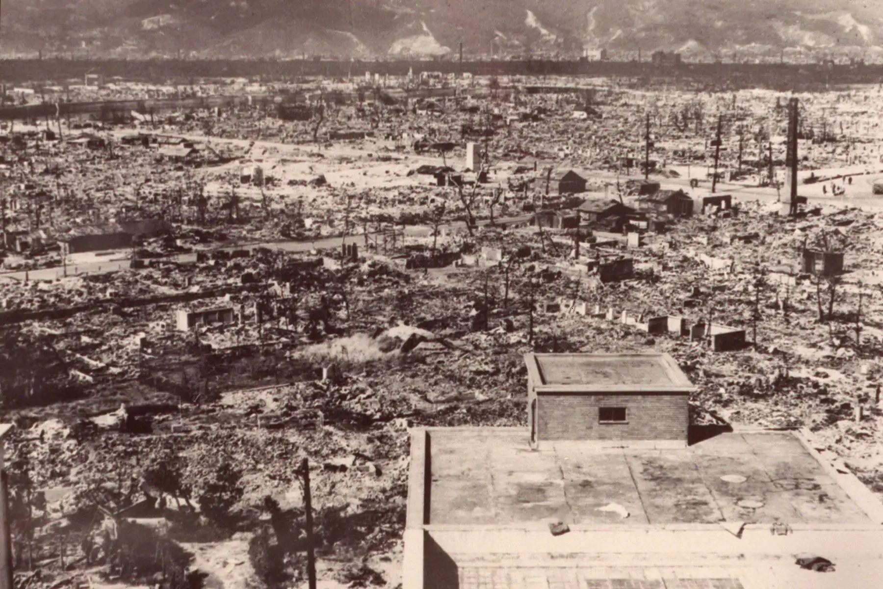 Foto de archivo con fecha de 1945 de la devastada ciudad de Hiroshima después de la caída de la primera bomba atómica por la Fuerza Aérea de los Estados Unidos B-29, el 6 de agosto de 1945. / AFP