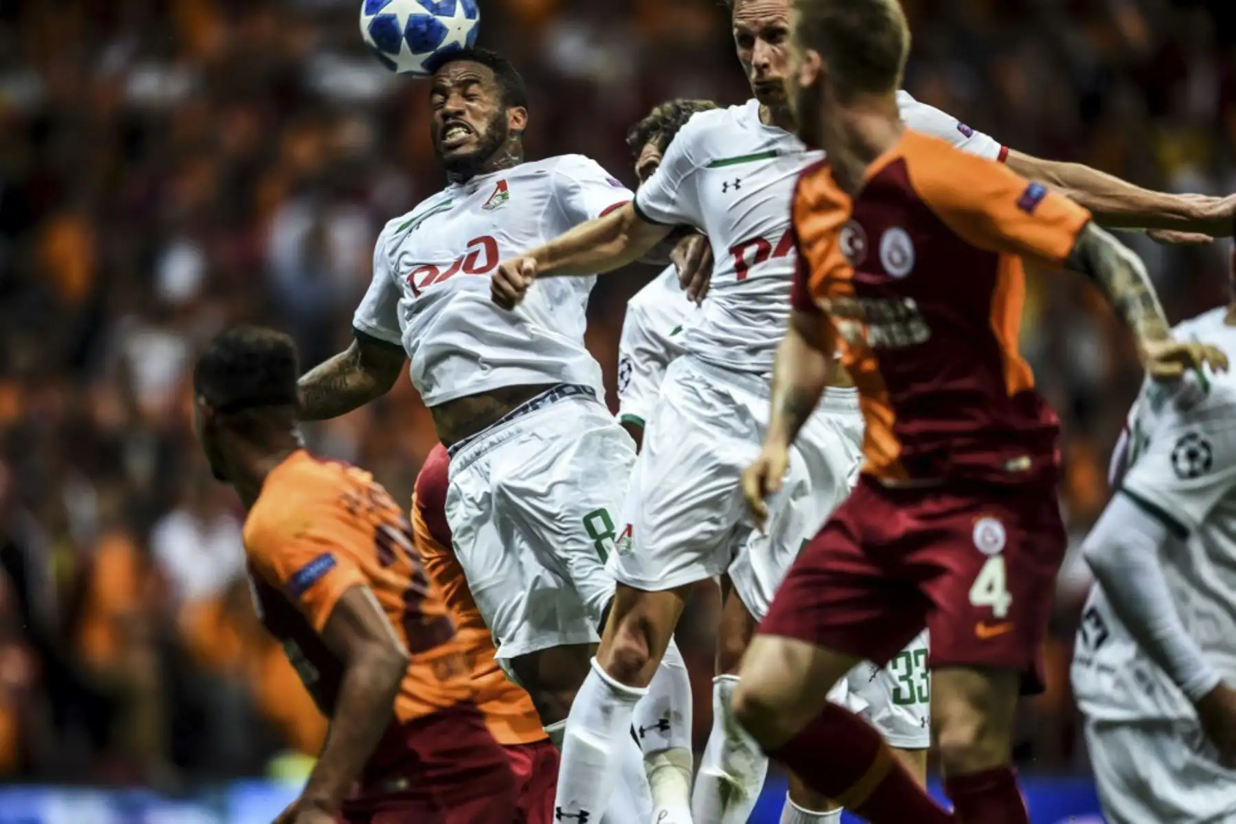 Jefferson Farfán de Lokomotiv de Moscú, durante el partido de fútbol del grupo D de la liga de campeones de la UEFA entre Galatasaray y Lokomotiv Moscú en el estadio del complejo deportivo Ali Samiyen el 18 de septiembre de 2018 en Estambul.Foto:AFP