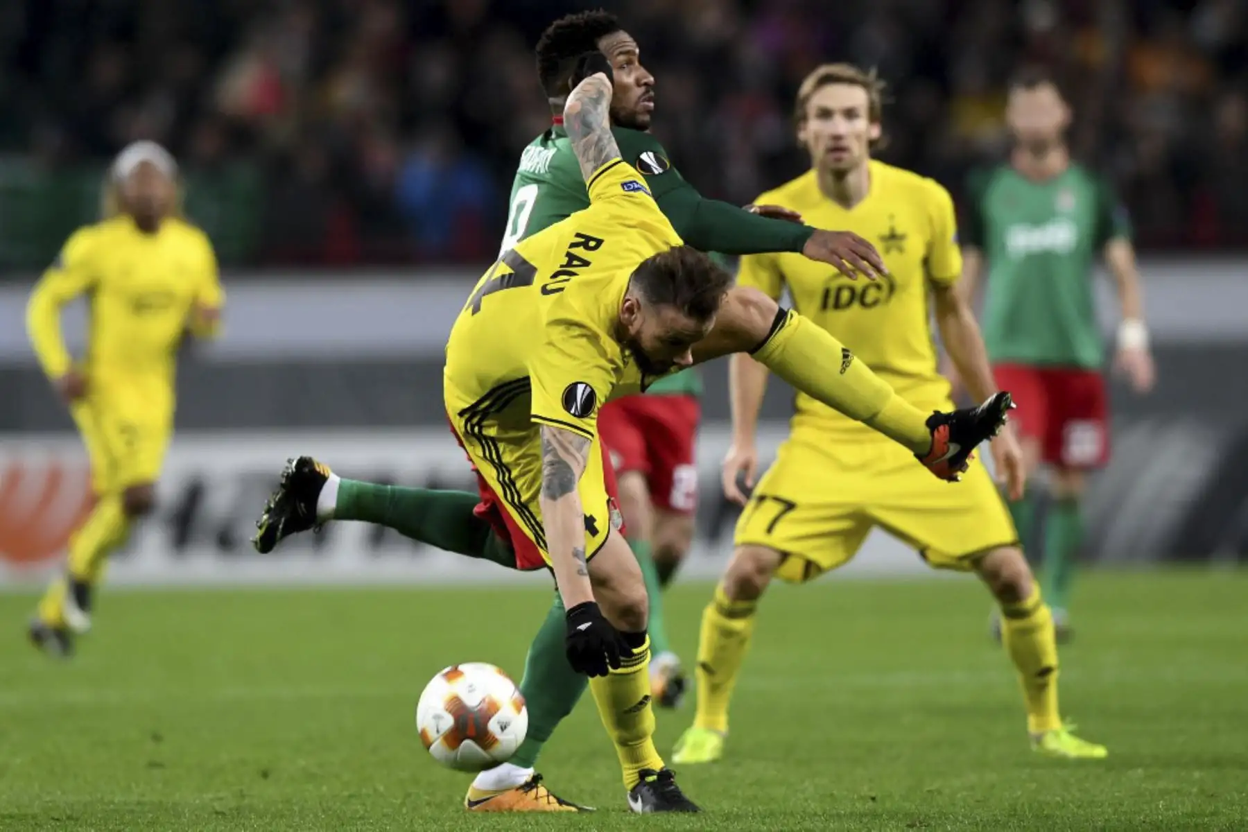 Jefferson Farfán compiten por el balón durante el partido de fútbol del Grupo F de la UEFA Europa League entre el FC Lokomotiv Moscú y el FC Sheriff en Moscú el 2 de noviembre de 2017.Foto:AFP