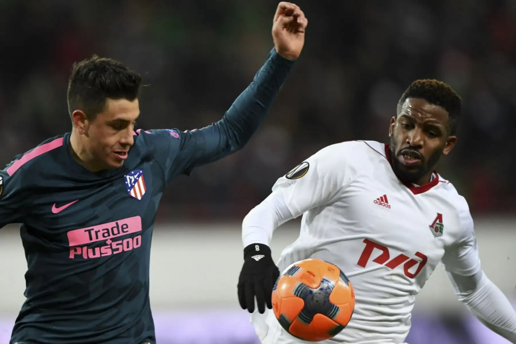 El defensor uruguayo del Atlético de Madrid, José Giménez y el delantero del Lokomotiv Jefferson Farfán, compiten por el balón durante el partido de fútbol de ida y vuelta de la UEFA Europa League de octavos de final entre el FC Lokomotiv de Moscú y el Club Atlético de Madrid el 15 de marzo de 2018 en Moscú.Foto: AFP