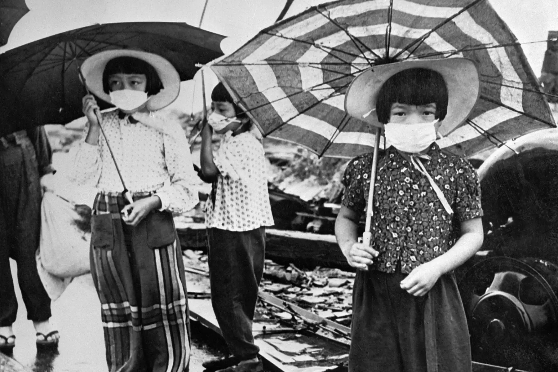 Imagen de 1948 muestra a niños con máscaras faciales para protegerse de la irradiación en la devastada ciudad de Hiroshima después del bombardeo nuclear de los Estados Unidos en la ciudad, el 6 de agosto de 1945, durante la Segunda Guerra Mundial. Foto: AFP