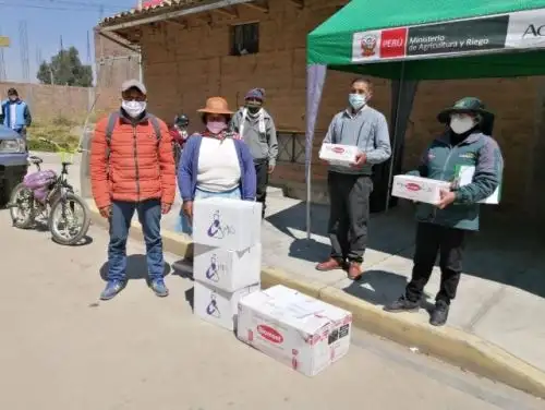 Como parte de las actividades preventivas ante las bajas temperaturas, el Ministerio de Agricultura y Riego (Minagri), a través de Agro Rural, beneficia a más de 1,700 familias productoras de las provincias de Huancayo, Concepción y Jauja, en la región Junín, con la entrega de 390 kits veterinarios para proteger a más de 39,000 cabezas de ganado. Foto: Agro Rural.