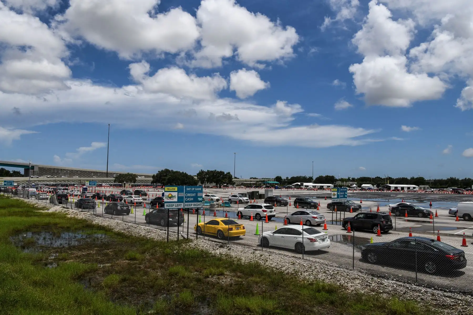 Los autos se alinean en un sitio de prueba rápida de coronavirus antígeno en el Hard Rock Stadium en Miami Gardens, cerca de Miami.
Foto: AFP