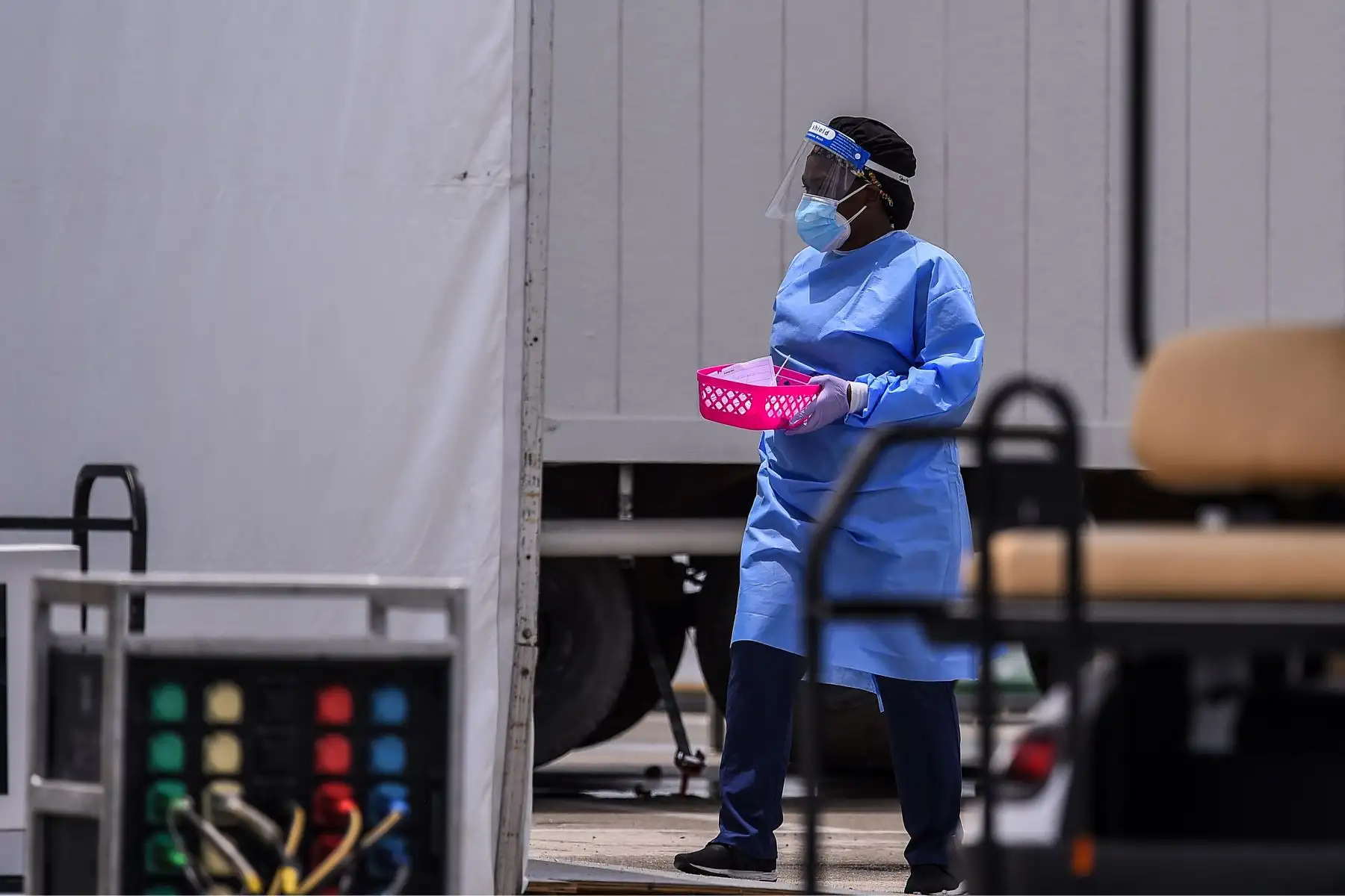 Un miembro del personal médico lleva muestras rápidas de prueba de coronavirus antigénico en el Hard Rock Stadium en Miami.
Foto: AFP