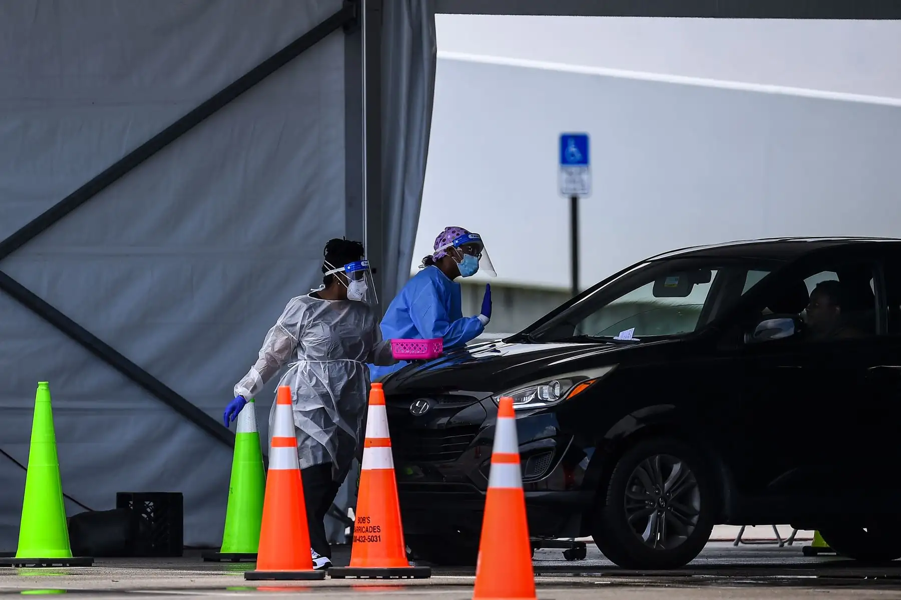 El personal médico se prepara para administrar una prueba rápida de coronavirus antigénico en el Hard Rock Stadium en Miami.
Foto: AFP