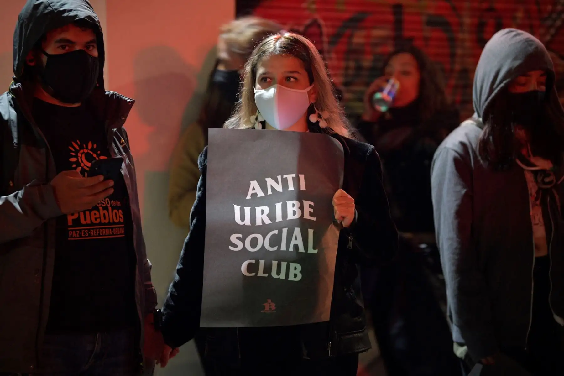 La gente participa en una manifestación contra el ex presidente colombiano y el actual senador Álvaro Uribe, afuera del palacio de Justicia en Bogotá.
Foto: AFP