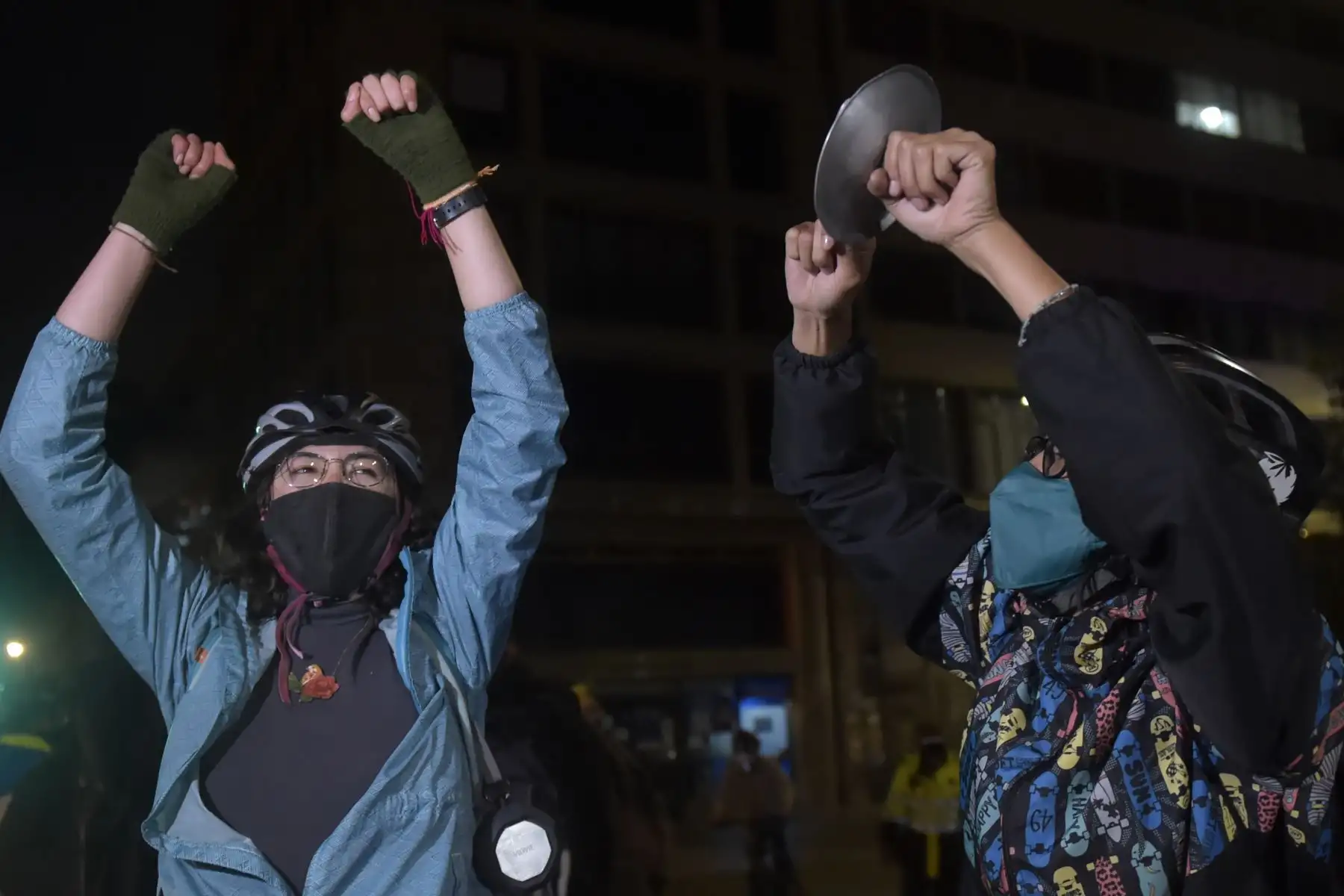 La gente participa en una manifestación contra el ex presidente colombiano y el actual senador Álvaro Uribe, afuera del palacio de Justicia en Bogotá.
Foto: AFP