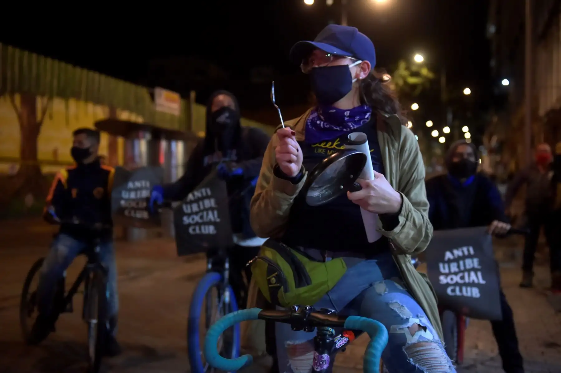La gente participa en una manifestación contra el ex presidente colombiano y el actual senador Álvaro Uribe, afuera del palacio de Justicia en Bogotá.
Foto: AFP