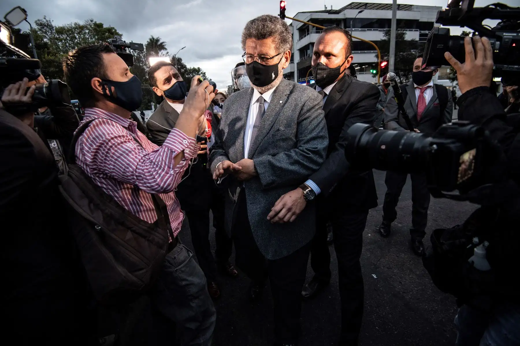 El abogado del ex presidente colombiano y actual senador Álvaro Uribe, el colombiano Jaime Granados, camina afuera del edificio de la Corte Suprema en Bogotá.
Foto: AFP