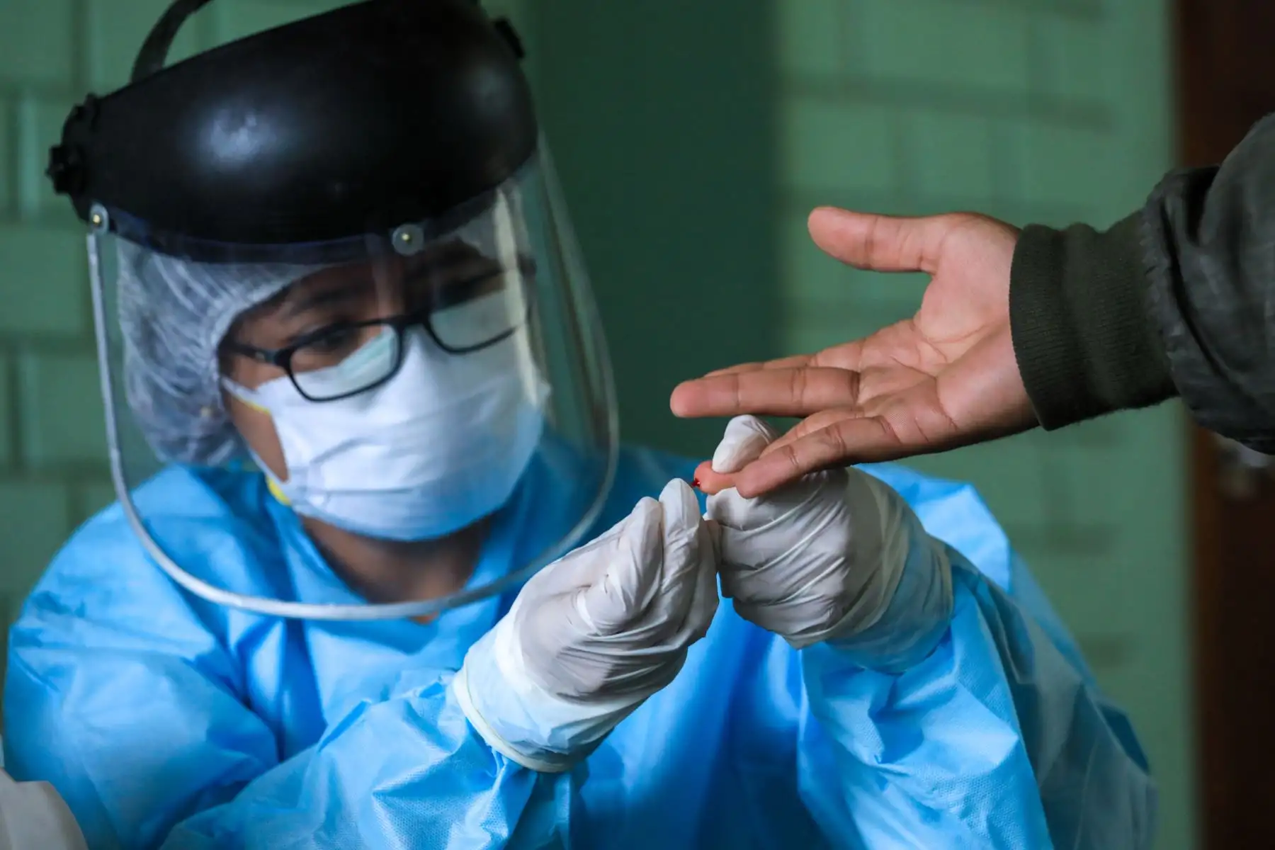 A la fecha, se tienen 13,751 pacientes hospitalizados con covid-19, de los cuales 1,419 se encuentran en unidades de cuidados intensivos con ventilación mecánica. Foto: ANDINA/Minsa